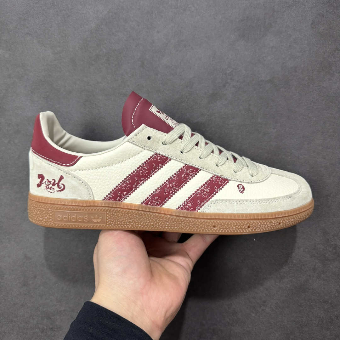 【定制版】马年三叶草 复古贺岁ADIDAS SUPERSTAR 以酒红祥云纹三条杠点缀米白鞋身，鞋侧“2026”与“馬”字标识点明主题，生胶大底还原复古质感。经典贝壳头设计搭配软质皮革鞋面，兼具复古风格与舒适脚感，日常通勤与休闲出街皆适配，新年穿它既有三叶草的经典底蕴，又具马年专属的开运氛围。 货号：LX0921 尺码：36 36.5 37.5 38 38.5 39 40 40.5 41 42 42.5 43 44 44.5 45-选品中心