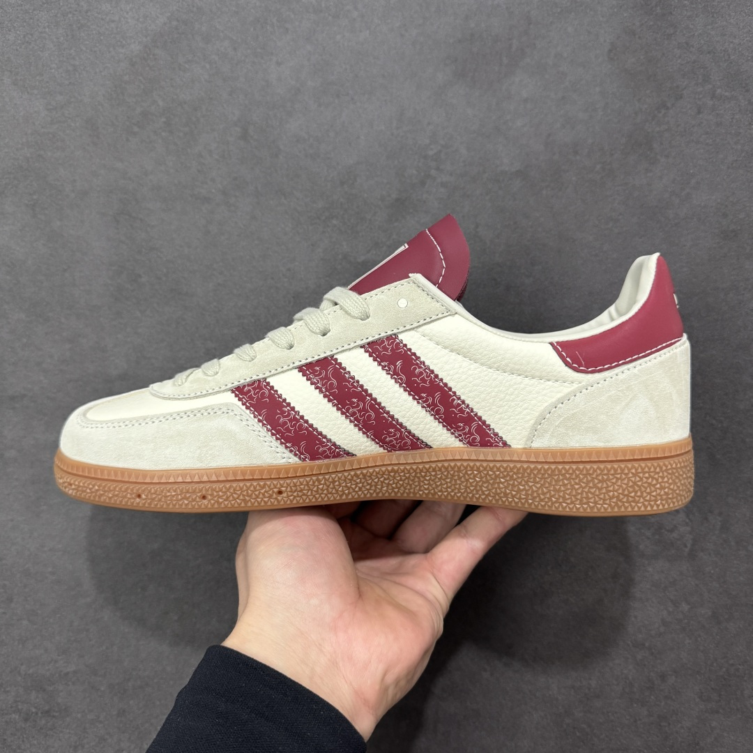 图片[2]-【定制版】马年三叶草 复古贺岁ADIDAS SUPERSTAR 以酒红祥云纹三条杠点缀米白鞋身，鞋侧“2026”与“馬”字标识点明主题，生胶大底还原复古质感。经典贝壳头设计搭配软质皮革鞋面，兼具复古风格与舒适脚感，日常通勤与休闲出街皆适配，新年穿它既有三叶草的经典底蕴，又具马年专属的开运氛围。 货号：LX0921 尺码：36 36.5 37.5 38 38.5 39 40 40.5 41 42 42.5 43 44 44.5 45-选品中心