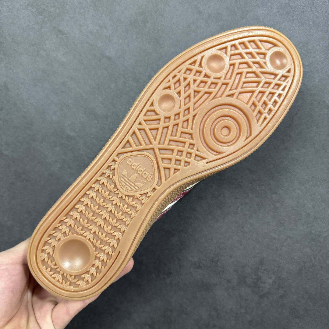 图片[9]-【定制版】马年三叶草 复古贺岁ADIDAS SUPERSTAR 以酒红祥云纹三条杠点缀米白鞋身，鞋侧“2026”与“馬”字标识点明主题，生胶大底还原复古质感。经典贝壳头设计搭配软质皮革鞋面，兼具复古风格与舒适脚感，日常通勤与休闲出街皆适配，新年穿它既有三叶草的经典底蕴，又具马年专属的开运氛围。 货号：LX0921 尺码：36 36.5 37.5 38 38.5 39 40 40.5 41 42 42.5 43 44 44.5 45-选品中心