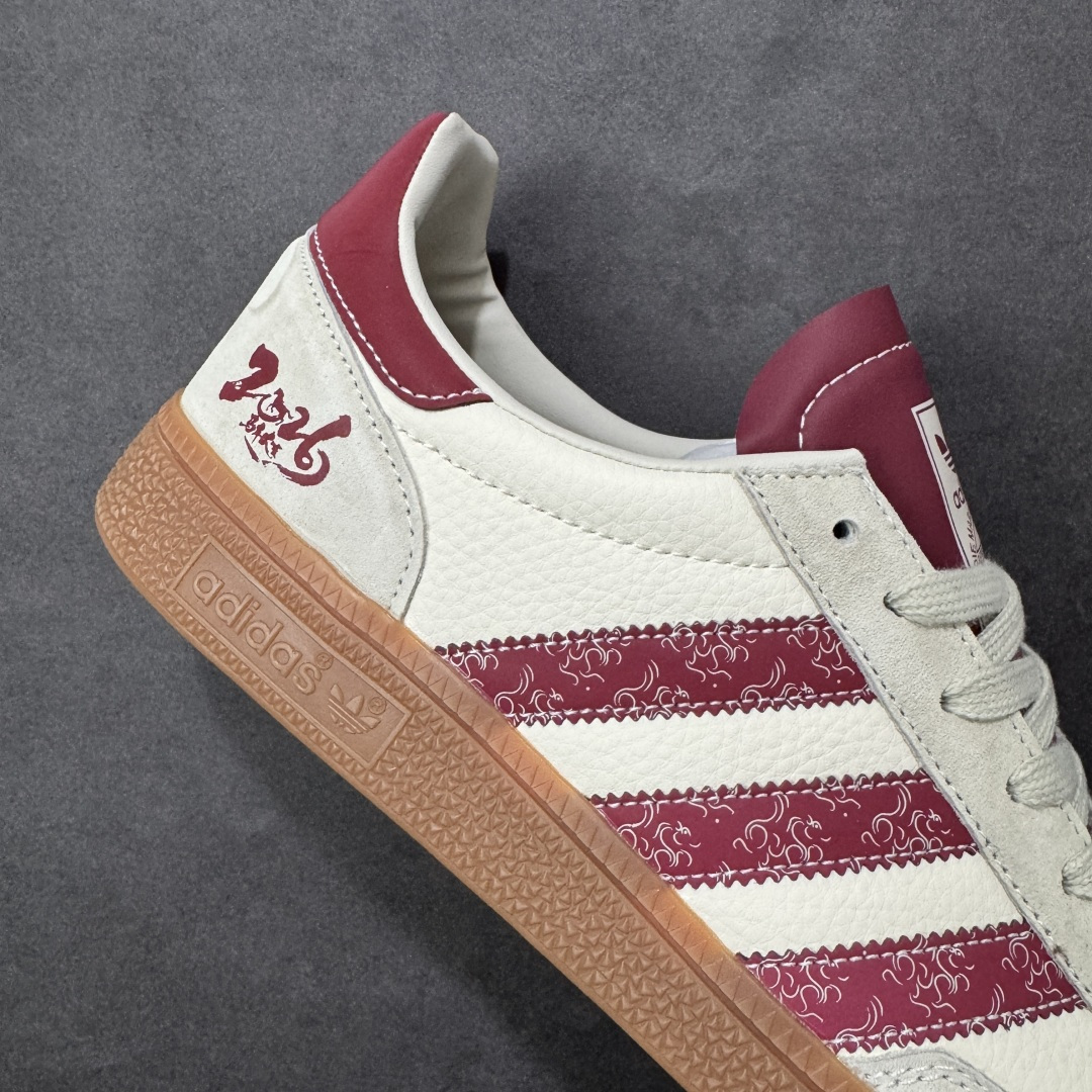图片[6]-【定制版】马年三叶草 复古贺岁ADIDAS SUPERSTAR 以酒红祥云纹三条杠点缀米白鞋身，鞋侧“2026”与“馬”字标识点明主题，生胶大底还原复古质感。经典贝壳头设计搭配软质皮革鞋面，兼具复古风格与舒适脚感，日常通勤与休闲出街皆适配，新年穿它既有三叶草的经典底蕴，又具马年专属的开运氛围。 货号：LX0921 尺码：36 36.5 37.5 38 38.5 39 40 40.5 41 42 42.5 43 44 44.5 45-选品中心