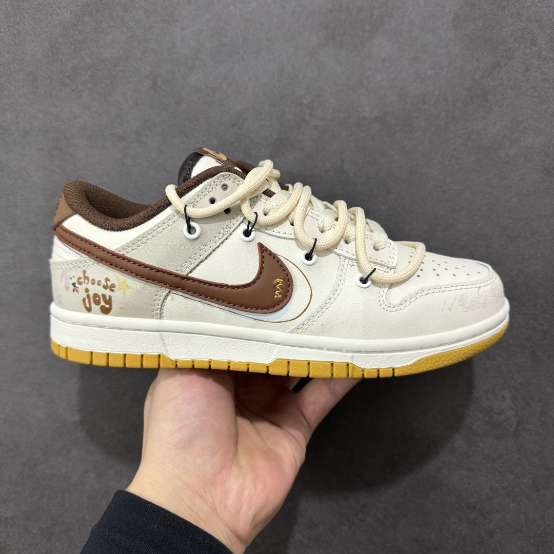 【定制版】耐克Nike SB Dunk Low Friendship Knot 定制Dunk SB顾名思义，具有经典的Dunk血缘，又注入了更多的时尚元素。相较于普通的Dunk滑板鞋，改良版的Dunk SB加厚了鞋舌的填充，使舒适性大大提升，同时也更方便穿脱；中底部分则加入了脚感柔软舒适Zoom Air气垫，有效吸收滑板等极限运动在落地时带来的冲击力，为街头运动者们提供更好的保护 货号：HM3695-071 尺码：35.5 36.5 37.5 38 38.5 39 40 40.5 41 42-选品中心