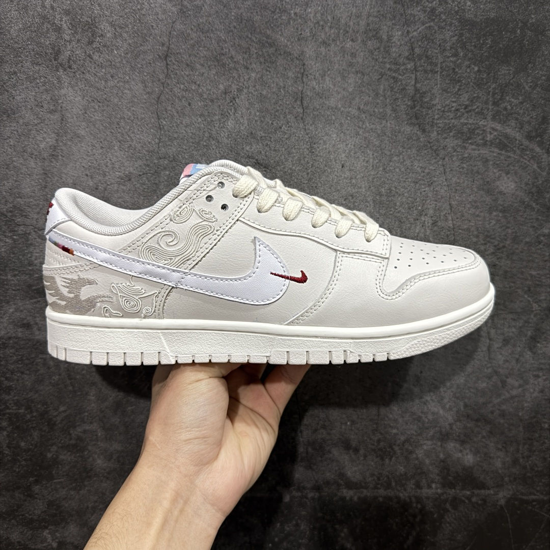 【YC纯原】NK Dunk Pegasus Pack 马年限定CNY新年款脱缰系列 舒适贴合低帮板鞋 白色 WW1228-174 这次官方选择从中国古代图腾中汲取灵感，以天马作为主设计元素。可以看到鞋身有大量的细腻刺绣，来表达这一主题。包括鞋舌、鞋垫等各处也都填满了特殊细节，彰显 CNY 的特殊规格。甚至鞋带前端也都是为此次专门设计的造型，带来浓郁的生肖氛围。实力大厂出品 新配色陆续开发 利润个位数只为口碑 全套原纸板楦头开发 确保原汁原味 完美呈现DUNK版型 一比一鞋头弧度高度鞋身弧度 此版本只针对中端市场 皮料材质有所更替 其他数据细节工艺流程均保持一致 绝不口嗨 细节品控鞋型随意对比 独家私模官方第六代原厂航空铝磨具打磨大底 鞋头坡度极致还原 无解鞋型 原盒原配 圈内天花板工艺 原厂玻璃冲刀 超高清洁度 全鞋零毛边皮料切割 原厂中底布点胶 中底布拉帮走线遵循公司 尺码：40 40.5 41 42 42.5 43 44 44.5 45 46-选品中心