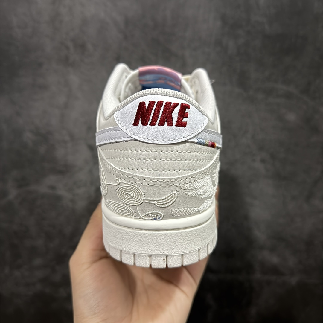 图片[4]-【YC纯原】NK Dunk Pegasus Pack 马年限定CNY新年款脱缰系列 舒适贴合低帮板鞋 白色 WW1228-174 这次官方选择从中国古代图腾中汲取灵感，以天马作为主设计元素。可以看到鞋身有大量的细腻刺绣，来表达这一主题。包括鞋舌、鞋垫等各处也都填满了特殊细节，彰显 CNY 的特殊规格。甚至鞋带前端也都是为此次专门设计的造型，带来浓郁的生肖氛围。实力大厂出品 新配色陆续开发 利润个位数只为口碑 全套原纸板楦头开发 确保原汁原味 完美呈现DUNK版型 一比一鞋头弧度高度鞋身弧度 此版本只针对中端市场 皮料材质有所更替 其他数据细节工艺流程均保持一致 绝不口嗨 细节品控鞋型随意对比 独家私模官方第六代原厂航空铝磨具打磨大底 鞋头坡度极致还原 无解鞋型 原盒原配 圈内天花板工艺 原厂玻璃冲刀 超高清洁度 全鞋零毛边皮料切割 原厂中底布点胶 中底布拉帮走线遵循公司 尺码：40 40.5 41 42 42.5 43 44 44.5 45 46-选品中心