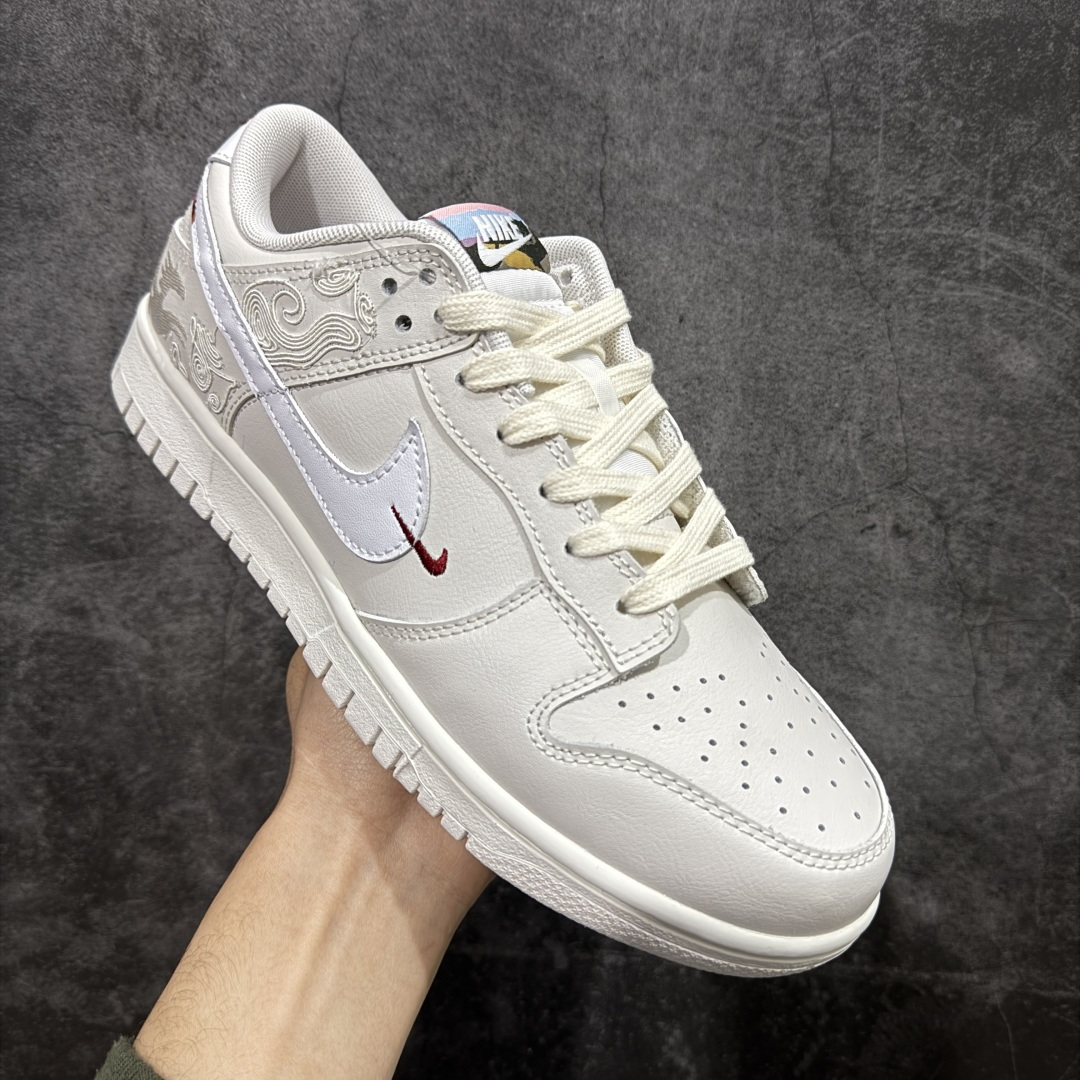 图片[3]-【YC纯原】NK Dunk Pegasus Pack 马年限定CNY新年款脱缰系列 舒适贴合低帮板鞋 白色 WW1228-174 这次官方选择从中国古代图腾中汲取灵感，以天马作为主设计元素。可以看到鞋身有大量的细腻刺绣，来表达这一主题。包括鞋舌、鞋垫等各处也都填满了特殊细节，彰显 CNY 的特殊规格。甚至鞋带前端也都是为此次专门设计的造型，带来浓郁的生肖氛围。实力大厂出品 新配色陆续开发 利润个位数只为口碑 全套原纸板楦头开发 确保原汁原味 完美呈现DUNK版型 一比一鞋头弧度高度鞋身弧度 此版本只针对中端市场 皮料材质有所更替 其他数据细节工艺流程均保持一致 绝不口嗨 细节品控鞋型随意对比 独家私模官方第六代原厂航空铝磨具打磨大底 鞋头坡度极致还原 无解鞋型 原盒原配 圈内天花板工艺 原厂玻璃冲刀 超高清洁度 全鞋零毛边皮料切割 原厂中底布点胶 中底布拉帮走线遵循公司 尺码：40 40.5 41 42 42.5 43 44 44.5 45 46-选品中心