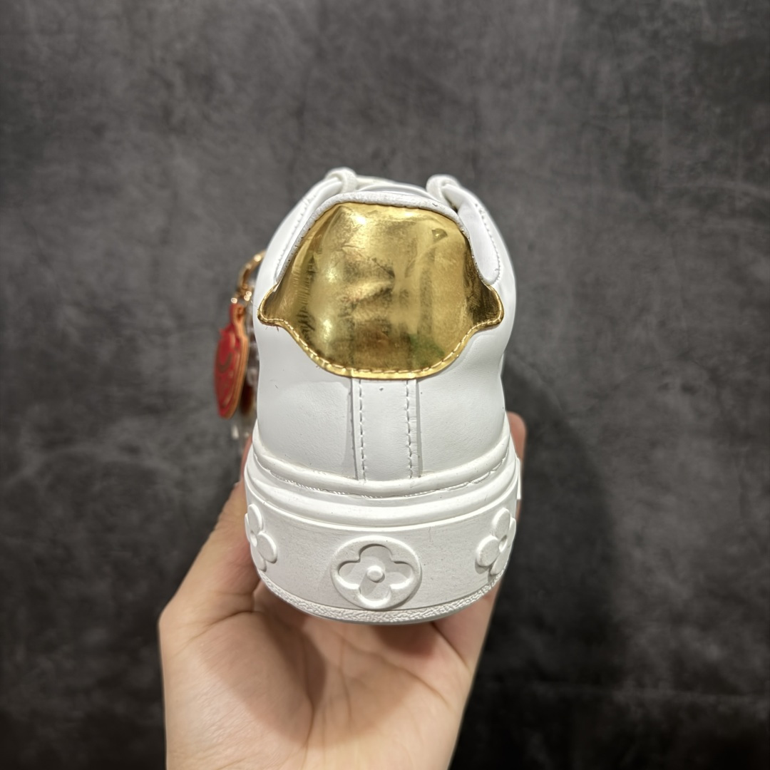 图片[4]-【YS纯原】广奢高端货Louis Vuitton New Arrival 系列 LV Time Out 情侣小白鞋｜ ✦ 小白鞋正统线条：干净、高级、显脚瘦 ✦ 经典 Monogram 老花：辨识度满分，一眼奢侈 ✦ 进口头层小牛皮鞋面：细腻、柔韧、鞋面更挺括 ✦ 羊皮内里：脚感软糯不磨脚，全天穿无压力 ✦ 原楦开发：版型挺拔、比例更精致 ✦ 鞋边立体雕花纹理：细节完全到位，质感直观可见 ✦ 轻量橡胶大底：抓地防滑，上脚轻盈不累 ✦ 情侣款百搭属性：通勤、休闲、旅行全能搭配 ✦ 专柜级包装：原装鞋盒 / 防尘袋 / 配件齐全 尺码：35-45-选品中心