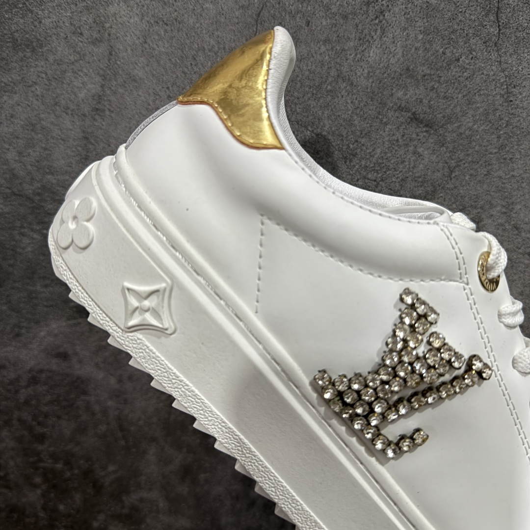 图片[7]-【YS纯原】广奢高端货Louis Vuitton New Arrival 系列 LV Time Out 情侣小白鞋｜ ✦ 小白鞋正统线条：干净、高级、显脚瘦 ✦ 经典 Monogram 老花：辨识度满分，一眼奢侈 ✦ 进口头层小牛皮鞋面：细腻、柔韧、鞋面更挺括 ✦ 羊皮内里：脚感软糯不磨脚，全天穿无压力 ✦ 原楦开发：版型挺拔、比例更精致 ✦ 鞋边立体雕花纹理：细节完全到位，质感直观可见 ✦ 轻量橡胶大底：抓地防滑，上脚轻盈不累 ✦ 情侣款百搭属性：通勤、休闲、旅行全能搭配 ✦ 专柜级包装：原装鞋盒 / 防尘袋 / 配件齐全 尺码：35-45-选品中心