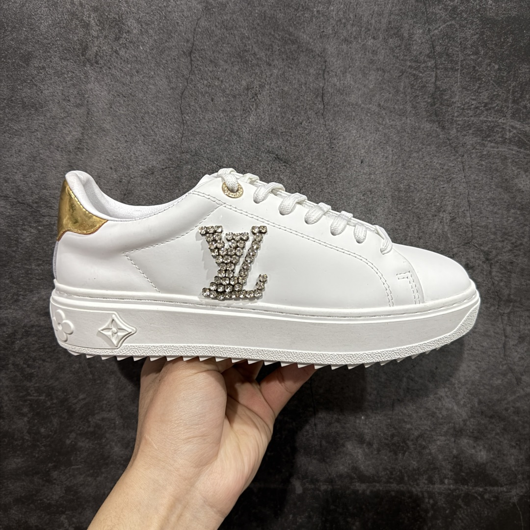 【YS纯原】广奢高端货Louis Vuitton New Arrival 系列 LV Time Out 情侣小白鞋｜ ✦ 小白鞋正统线条：干净、高级、显脚瘦 ✦ 经典 Monogram 老花：辨识度满分，一眼奢侈 ✦ 进口头层小牛皮鞋面：细腻、柔韧、鞋面更挺括 ✦ 羊皮内里：脚感软糯不磨脚，全天穿无压力 ✦ 原楦开发：版型挺拔、比例更精致 ✦ 鞋边立体雕花纹理：细节完全到位，质感直观可见 ✦ 轻量橡胶大底：抓地防滑，上脚轻盈不累 ✦ 情侣款百搭属性：通勤、休闲、旅行全能搭配 ✦ 专柜级包装：原装鞋盒 / 防尘袋 / 配件齐全 尺码：35-45-选品中心