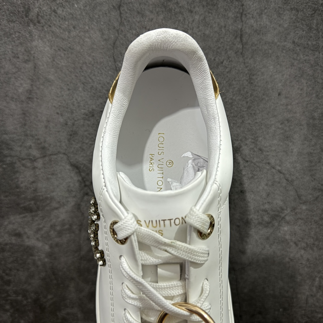 图片[8]-【YS纯原】广奢高端货Louis Vuitton New Arrival 系列 LV Time Out 情侣小白鞋｜ ✦ 小白鞋正统线条：干净、高级、显脚瘦 ✦ 经典 Monogram 老花：辨识度满分，一眼奢侈 ✦ 进口头层小牛皮鞋面：细腻、柔韧、鞋面更挺括 ✦ 羊皮内里：脚感软糯不磨脚，全天穿无压力 ✦ 原楦开发：版型挺拔、比例更精致 ✦ 鞋边立体雕花纹理：细节完全到位，质感直观可见 ✦ 轻量橡胶大底：抓地防滑，上脚轻盈不累 ✦ 情侣款百搭属性：通勤、休闲、旅行全能搭配 ✦ 专柜级包装：原装鞋盒 / 防尘袋 / 配件齐全 尺码：35-45-选品中心