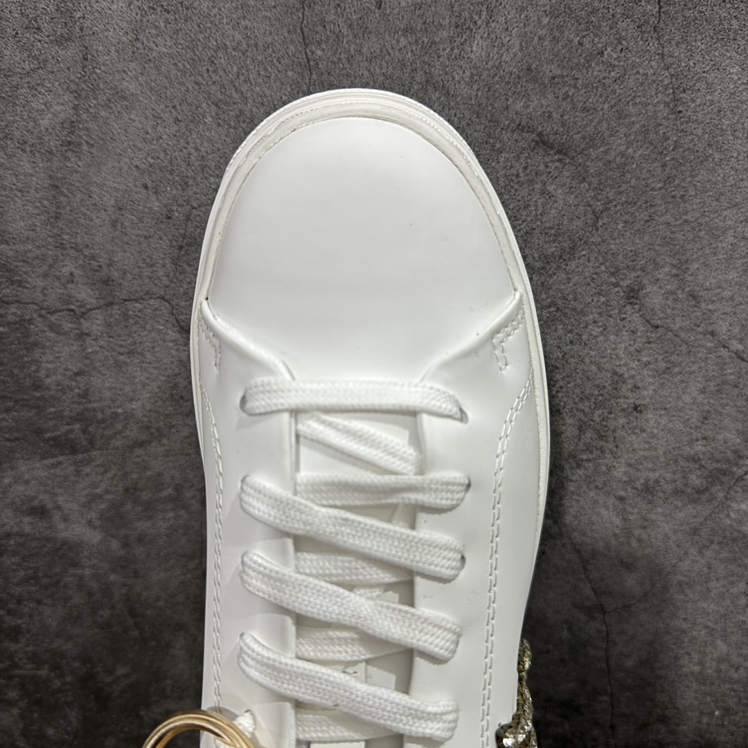 图片[5]-【YS纯原】广奢高端货Louis Vuitton New Arrival 系列 LV Time Out 情侣小白鞋｜ ✦ 小白鞋正统线条：干净、高级、显脚瘦 ✦ 经典 Monogram 老花：辨识度满分，一眼奢侈 ✦ 进口头层小牛皮鞋面：细腻、柔韧、鞋面更挺括 ✦ 羊皮内里：脚感软糯不磨脚，全天穿无压力 ✦ 原楦开发：版型挺拔、比例更精致 ✦ 鞋边立体雕花纹理：细节完全到位，质感直观可见 ✦ 轻量橡胶大底：抓地防滑，上脚轻盈不累 ✦ 情侣款百搭属性：通勤、休闲、旅行全能搭配 ✦ 专柜级包装：原装鞋盒 / 防尘袋 / 配件齐全 尺码：35-45-选品中心