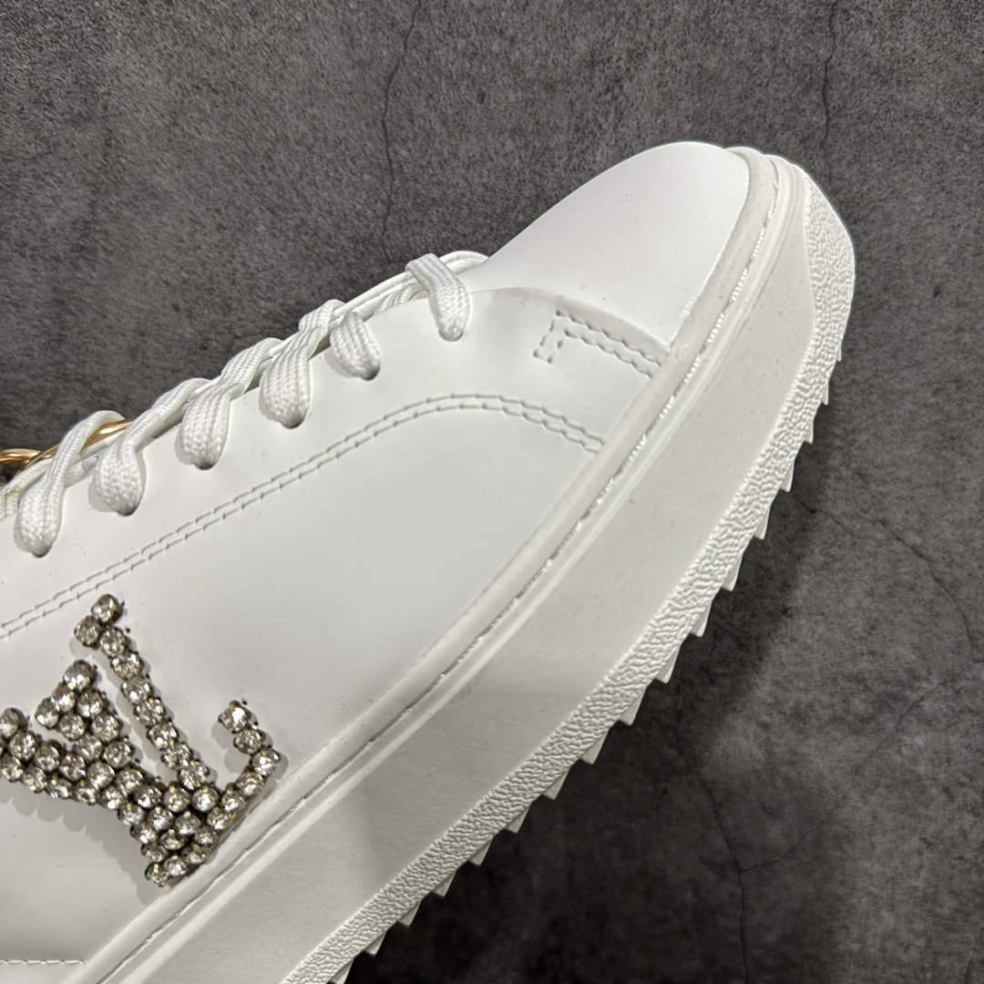 图片[6]-【YS纯原】广奢高端货Louis Vuitton New Arrival 系列 LV Time Out 情侣小白鞋｜ ✦ 小白鞋正统线条：干净、高级、显脚瘦 ✦ 经典 Monogram 老花：辨识度满分，一眼奢侈 ✦ 进口头层小牛皮鞋面：细腻、柔韧、鞋面更挺括 ✦ 羊皮内里：脚感软糯不磨脚，全天穿无压力 ✦ 原楦开发：版型挺拔、比例更精致 ✦ 鞋边立体雕花纹理：细节完全到位，质感直观可见 ✦ 轻量橡胶大底：抓地防滑，上脚轻盈不累 ✦ 情侣款百搭属性：通勤、休闲、旅行全能搭配 ✦ 专柜级包装：原装鞋盒 / 防尘袋 / 配件齐全 尺码：35-45-选品中心