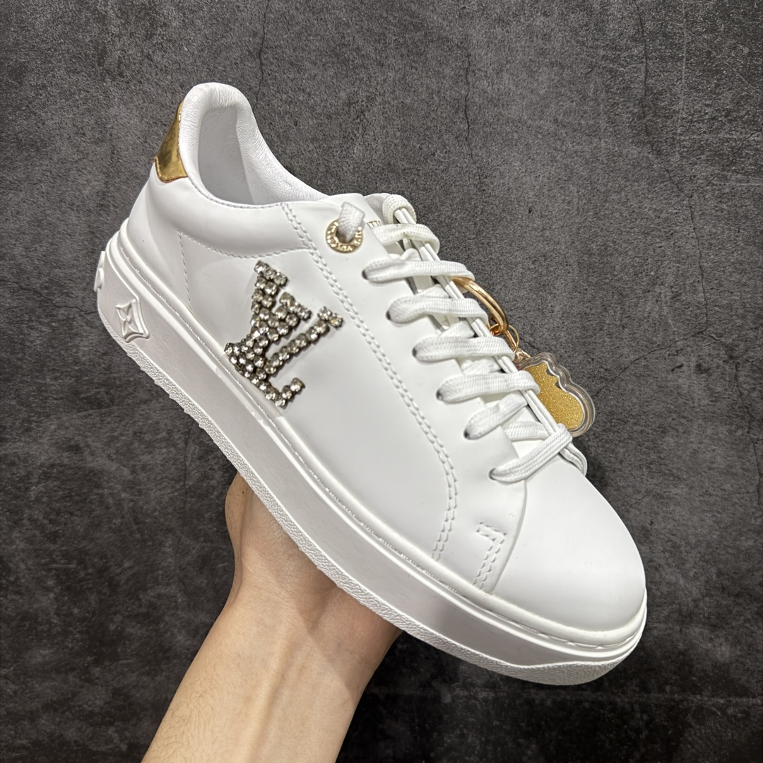 图片[3]-【YS纯原】广奢高端货Louis Vuitton New Arrival 系列 LV Time Out 情侣小白鞋｜ ✦ 小白鞋正统线条：干净、高级、显脚瘦 ✦ 经典 Monogram 老花：辨识度满分，一眼奢侈 ✦ 进口头层小牛皮鞋面：细腻、柔韧、鞋面更挺括 ✦ 羊皮内里：脚感软糯不磨脚，全天穿无压力 ✦ 原楦开发：版型挺拔、比例更精致 ✦ 鞋边立体雕花纹理：细节完全到位，质感直观可见 ✦ 轻量橡胶大底：抓地防滑，上脚轻盈不累 ✦ 情侣款百搭属性：通勤、休闲、旅行全能搭配 ✦ 专柜级包装：原装鞋盒 / 防尘袋 / 配件齐全 尺码：35-45-选品中心