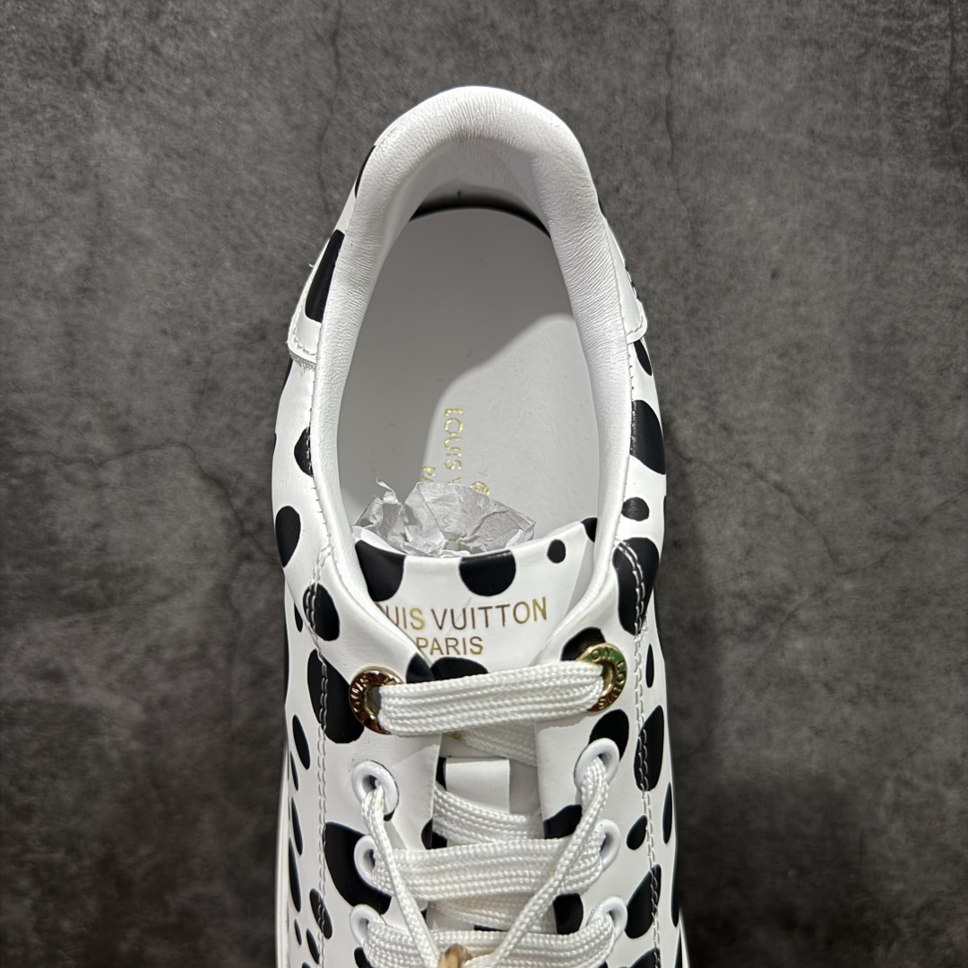 图片[8]-【YS纯原】广奢高端货Louis Vuitton New Arrival 系列 LV Time Out 情侣小白鞋｜ ✦ 小白鞋正统线条：干净、高级、显脚瘦 ✦ 经典 Monogram 老花：辨识度满分，一眼奢侈 ✦ 进口头层小牛皮鞋面：细腻、柔韧、鞋面更挺括 ✦ 羊皮内里：脚感软糯不磨脚，全天穿无压力 ✦ 原楦开发：版型挺拔、比例更精致 ✦ 鞋边立体雕花纹理：细节完全到位，质感直观可见 ✦ 轻量橡胶大底：抓地防滑，上脚轻盈不累 ✦ 情侣款百搭属性：通勤、休闲、旅行全能搭配 ✦ 专柜级包装：原装鞋盒 / 防尘袋 / 配件齐全 尺码：35-45-选品中心