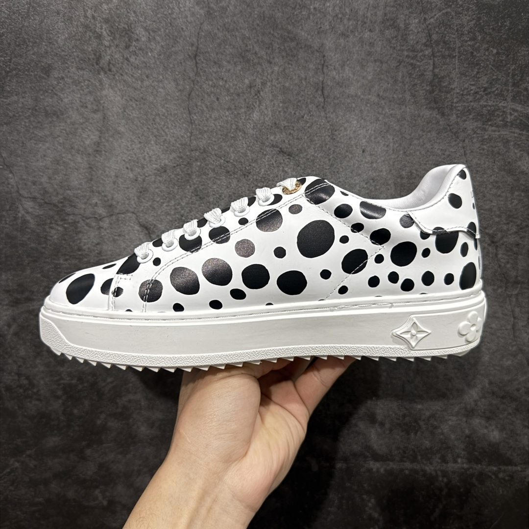 图片[2]-【YS纯原】广奢高端货Louis Vuitton New Arrival 系列 LV Time Out 情侣小白鞋｜ ✦ 小白鞋正统线条：干净、高级、显脚瘦 ✦ 经典 Monogram 老花：辨识度满分，一眼奢侈 ✦ 进口头层小牛皮鞋面：细腻、柔韧、鞋面更挺括 ✦ 羊皮内里：脚感软糯不磨脚，全天穿无压力 ✦ 原楦开发：版型挺拔、比例更精致 ✦ 鞋边立体雕花纹理：细节完全到位，质感直观可见 ✦ 轻量橡胶大底：抓地防滑，上脚轻盈不累 ✦ 情侣款百搭属性：通勤、休闲、旅行全能搭配 ✦ 专柜级包装：原装鞋盒 / 防尘袋 / 配件齐全 尺码：35-45-选品中心