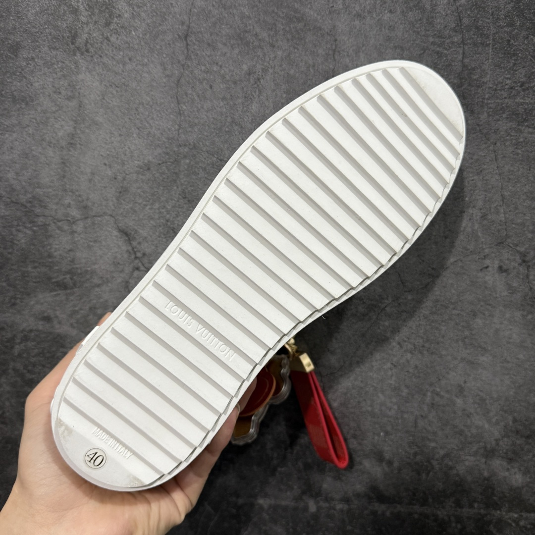 图片[9]-【YS纯原】广奢高端货Louis Vuitton New Arrival 系列 LV Time Out 情侣小白鞋｜ ✦ 小白鞋正统线条：干净、高级、显脚瘦 ✦ 经典 Monogram 老花：辨识度满分，一眼奢侈 ✦ 进口头层小牛皮鞋面：细腻、柔韧、鞋面更挺括 ✦ 羊皮内里：脚感软糯不磨脚，全天穿无压力 ✦ 原楦开发：版型挺拔、比例更精致 ✦ 鞋边立体雕花纹理：细节完全到位，质感直观可见 ✦ 轻量橡胶大底：抓地防滑，上脚轻盈不累 ✦ 情侣款百搭属性：通勤、休闲、旅行全能搭配 ✦ 专柜级包装：原装鞋盒 / 防尘袋 / 配件齐全 尺码：35-45-选品中心