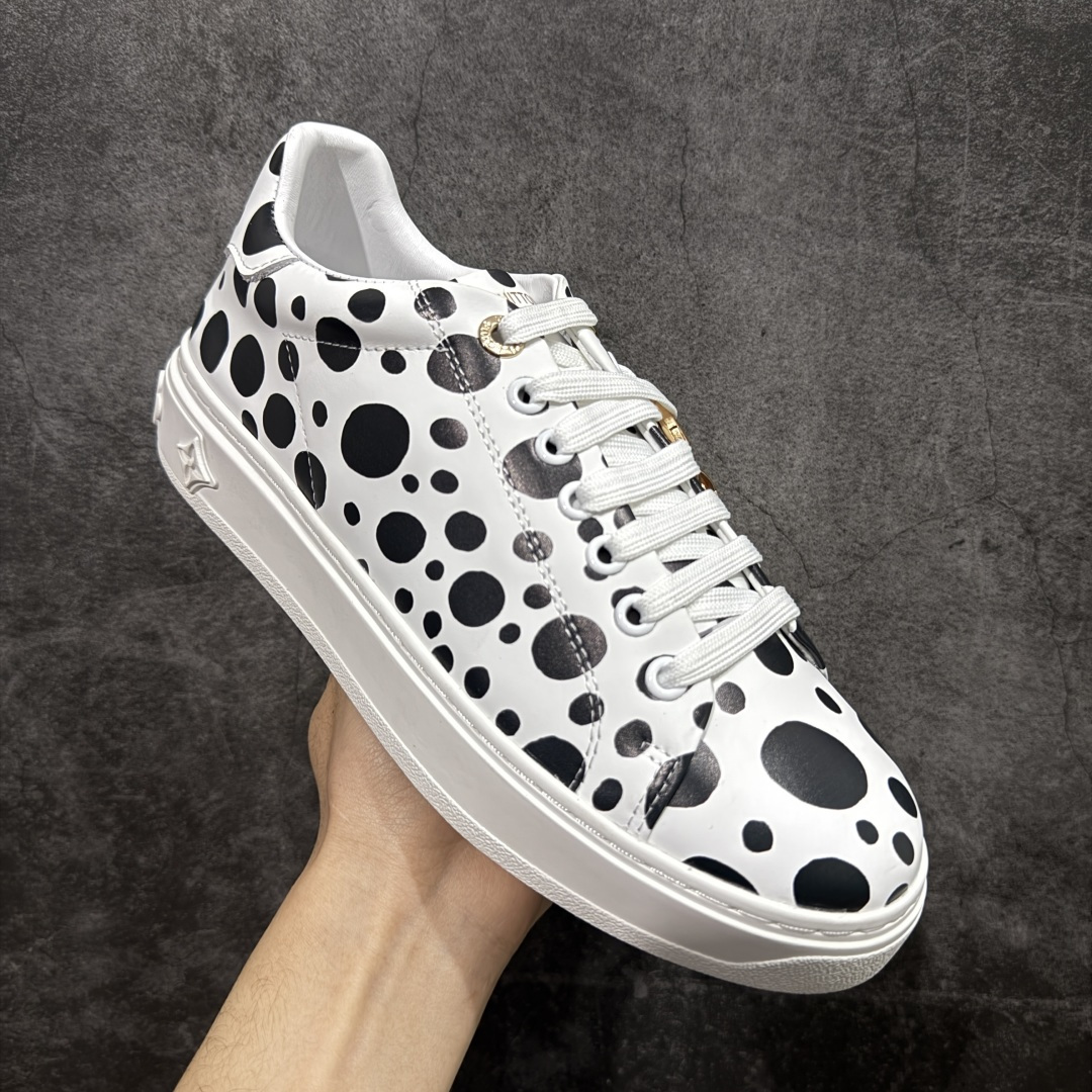 图片[3]-【YS纯原】广奢高端货Louis Vuitton New Arrival 系列 LV Time Out 情侣小白鞋｜ ✦ 小白鞋正统线条：干净、高级、显脚瘦 ✦ 经典 Monogram 老花：辨识度满分，一眼奢侈 ✦ 进口头层小牛皮鞋面：细腻、柔韧、鞋面更挺括 ✦ 羊皮内里：脚感软糯不磨脚，全天穿无压力 ✦ 原楦开发：版型挺拔、比例更精致 ✦ 鞋边立体雕花纹理：细节完全到位，质感直观可见 ✦ 轻量橡胶大底：抓地防滑，上脚轻盈不累 ✦ 情侣款百搭属性：通勤、休闲、旅行全能搭配 ✦ 专柜级包装：原装鞋盒 / 防尘袋 / 配件齐全 尺码：35-45-选品中心