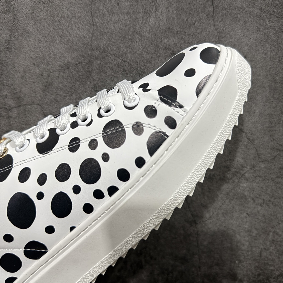 图片[6]-【YS纯原】广奢高端货Louis Vuitton New Arrival 系列 LV Time Out 情侣小白鞋｜ ✦ 小白鞋正统线条：干净、高级、显脚瘦 ✦ 经典 Monogram 老花：辨识度满分，一眼奢侈 ✦ 进口头层小牛皮鞋面：细腻、柔韧、鞋面更挺括 ✦ 羊皮内里：脚感软糯不磨脚，全天穿无压力 ✦ 原楦开发：版型挺拔、比例更精致 ✦ 鞋边立体雕花纹理：细节完全到位，质感直观可见 ✦ 轻量橡胶大底：抓地防滑，上脚轻盈不累 ✦ 情侣款百搭属性：通勤、休闲、旅行全能搭配 ✦ 专柜级包装：原装鞋盒 / 防尘袋 / 配件齐全 尺码：35-45-选品中心