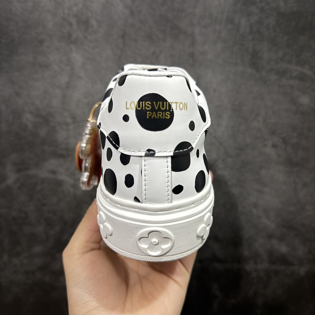 图片[4]-【YS纯原】广奢高端货Louis Vuitton New Arrival 系列 LV Time Out 情侣小白鞋｜ ✦ 小白鞋正统线条：干净、高级、显脚瘦 ✦ 经典 Monogram 老花：辨识度满分，一眼奢侈 ✦ 进口头层小牛皮鞋面：细腻、柔韧、鞋面更挺括 ✦ 羊皮内里：脚感软糯不磨脚，全天穿无压力 ✦ 原楦开发：版型挺拔、比例更精致 ✦ 鞋边立体雕花纹理：细节完全到位，质感直观可见 ✦ 轻量橡胶大底：抓地防滑，上脚轻盈不累 ✦ 情侣款百搭属性：通勤、休闲、旅行全能搭配 ✦ 专柜级包装：原装鞋盒 / 防尘袋 / 配件齐全 尺码：35-45-选品中心