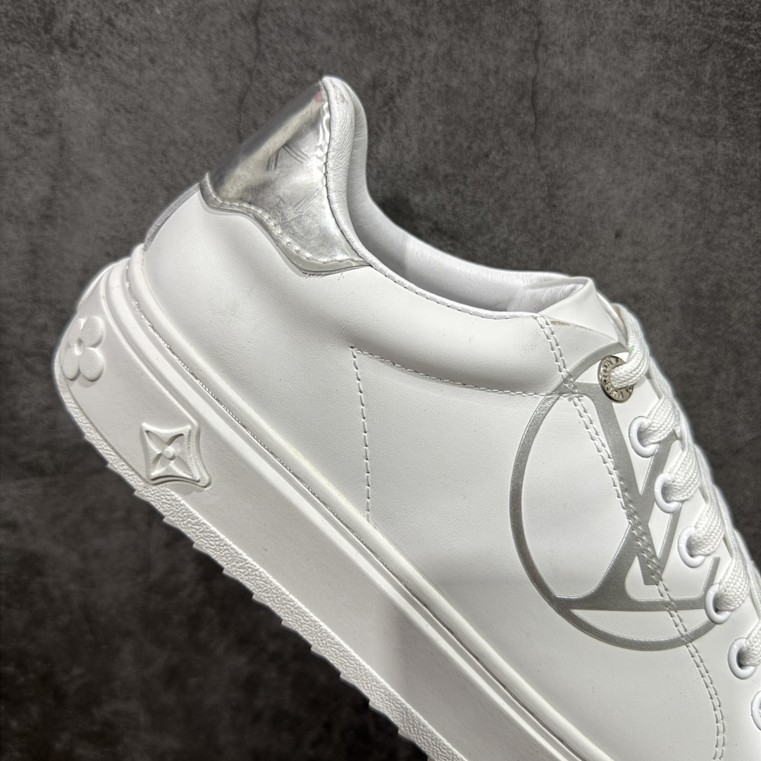 图片[7]-【YS纯原】广奢高端货Louis Vuitton New Arrival 系列 LV Time Out 情侣小白鞋｜ ✦ 小白鞋正统线条：干净、高级、显脚瘦 ✦ 经典 Monogram 老花：辨识度满分，一眼奢侈 ✦ 进口头层小牛皮鞋面：细腻、柔韧、鞋面更挺括 ✦ 羊皮内里：脚感软糯不磨脚，全天穿无压力 ✦ 原楦开发：版型挺拔、比例更精致 ✦ 鞋边立体雕花纹理：细节完全到位，质感直观可见 ✦ 轻量橡胶大底：抓地防滑，上脚轻盈不累 ✦ 情侣款百搭属性：通勤、休闲、旅行全能搭配 ✦ 专柜级包装：原装鞋盒 / 防尘袋 / 配件齐全 尺码：35-45-选品中心