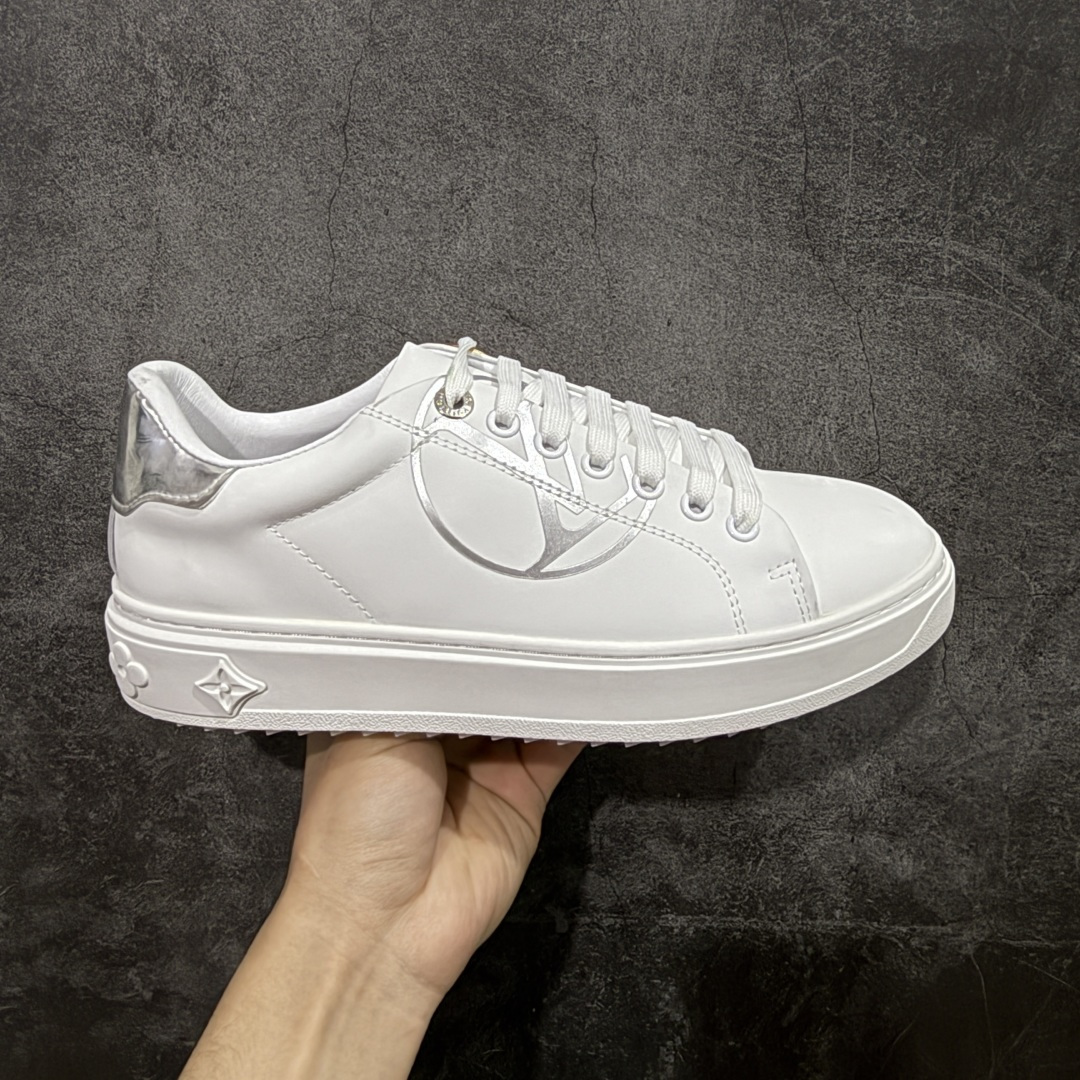 【YS纯原】广奢高端货Louis Vuitton New Arrival 系列 LV Time Out 情侣小白鞋｜ ✦ 小白鞋正统线条：干净、高级、显脚瘦 ✦ 经典 Monogram 老花：辨识度满分，一眼奢侈 ✦ 进口头层小牛皮鞋面：细腻、柔韧、鞋面更挺括 ✦ 羊皮内里：脚感软糯不磨脚，全天穿无压力 ✦ 原楦开发：版型挺拔、比例更精致 ✦ 鞋边立体雕花纹理：细节完全到位，质感直观可见 ✦ 轻量橡胶大底：抓地防滑，上脚轻盈不累 ✦ 情侣款百搭属性：通勤、休闲、旅行全能搭配 ✦ 专柜级包装：原装鞋盒 / 防尘袋 / 配件齐全 尺码：35-45-选品中心