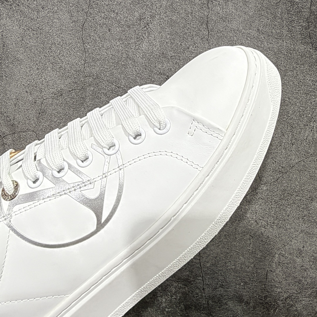 图片[6]-【YS纯原】广奢高端货Louis Vuitton New Arrival 系列 LV Time Out 情侣小白鞋｜ ✦ 小白鞋正统线条：干净、高级、显脚瘦 ✦ 经典 Monogram 老花：辨识度满分，一眼奢侈 ✦ 进口头层小牛皮鞋面：细腻、柔韧、鞋面更挺括 ✦ 羊皮内里：脚感软糯不磨脚，全天穿无压力 ✦ 原楦开发：版型挺拔、比例更精致 ✦ 鞋边立体雕花纹理：细节完全到位，质感直观可见 ✦ 轻量橡胶大底：抓地防滑，上脚轻盈不累 ✦ 情侣款百搭属性：通勤、休闲、旅行全能搭配 ✦ 专柜级包装：原装鞋盒 / 防尘袋 / 配件齐全 尺码：35-45-选品中心