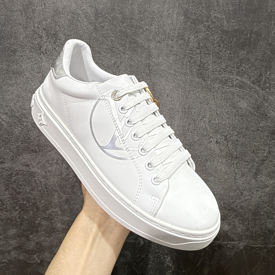 图片[3]-【YS纯原】广奢高端货Louis Vuitton New Arrival 系列 LV Time Out 情侣小白鞋｜ ✦ 小白鞋正统线条：干净、高级、显脚瘦 ✦ 经典 Monogram 老花：辨识度满分，一眼奢侈 ✦ 进口头层小牛皮鞋面：细腻、柔韧、鞋面更挺括 ✦ 羊皮内里：脚感软糯不磨脚，全天穿无压力 ✦ 原楦开发：版型挺拔、比例更精致 ✦ 鞋边立体雕花纹理：细节完全到位，质感直观可见 ✦ 轻量橡胶大底：抓地防滑，上脚轻盈不累 ✦ 情侣款百搭属性：通勤、休闲、旅行全能搭配 ✦ 专柜级包装：原装鞋盒 / 防尘袋 / 配件齐全 尺码：35-45-选品中心