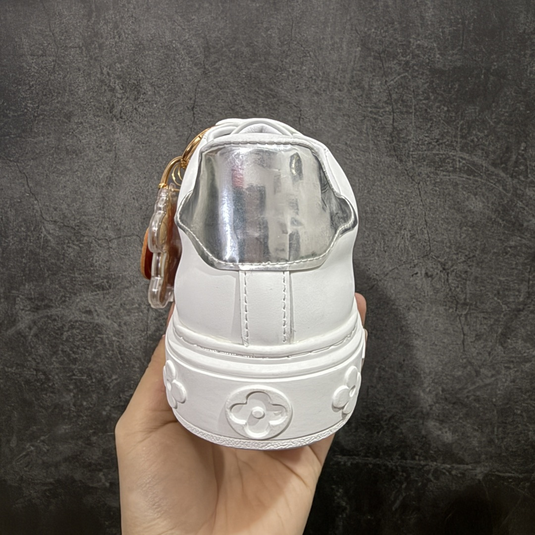 图片[4]-【YS纯原】广奢高端货Louis Vuitton New Arrival 系列 LV Time Out 情侣小白鞋｜ ✦ 小白鞋正统线条：干净、高级、显脚瘦 ✦ 经典 Monogram 老花：辨识度满分，一眼奢侈 ✦ 进口头层小牛皮鞋面：细腻、柔韧、鞋面更挺括 ✦ 羊皮内里：脚感软糯不磨脚，全天穿无压力 ✦ 原楦开发：版型挺拔、比例更精致 ✦ 鞋边立体雕花纹理：细节完全到位，质感直观可见 ✦ 轻量橡胶大底：抓地防滑，上脚轻盈不累 ✦ 情侣款百搭属性：通勤、休闲、旅行全能搭配 ✦ 专柜级包装：原装鞋盒 / 防尘袋 / 配件齐全 尺码：35-45-选品中心