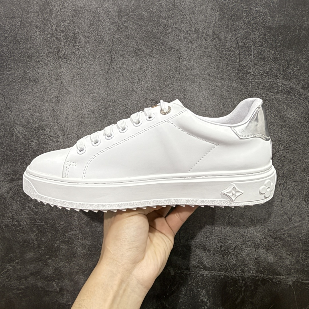 图片[2]-【YS纯原】广奢高端货Louis Vuitton New Arrival 系列 LV Time Out 情侣小白鞋｜ ✦ 小白鞋正统线条：干净、高级、显脚瘦 ✦ 经典 Monogram 老花：辨识度满分，一眼奢侈 ✦ 进口头层小牛皮鞋面：细腻、柔韧、鞋面更挺括 ✦ 羊皮内里：脚感软糯不磨脚，全天穿无压力 ✦ 原楦开发：版型挺拔、比例更精致 ✦ 鞋边立体雕花纹理：细节完全到位，质感直观可见 ✦ 轻量橡胶大底：抓地防滑，上脚轻盈不累 ✦ 情侣款百搭属性：通勤、休闲、旅行全能搭配 ✦ 专柜级包装：原装鞋盒 / 防尘袋 / 配件齐全 尺码：35-45-选品中心