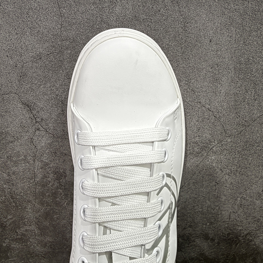 图片[5]-【YS纯原】广奢高端货Louis Vuitton New Arrival 系列 LV Time Out 情侣小白鞋｜ ✦ 小白鞋正统线条：干净、高级、显脚瘦 ✦ 经典 Monogram 老花：辨识度满分，一眼奢侈 ✦ 进口头层小牛皮鞋面：细腻、柔韧、鞋面更挺括 ✦ 羊皮内里：脚感软糯不磨脚，全天穿无压力 ✦ 原楦开发：版型挺拔、比例更精致 ✦ 鞋边立体雕花纹理：细节完全到位，质感直观可见 ✦ 轻量橡胶大底：抓地防滑，上脚轻盈不累 ✦ 情侣款百搭属性：通勤、休闲、旅行全能搭配 ✦ 专柜级包装：原装鞋盒 / 防尘袋 / 配件齐全 尺码：35-45-选品中心