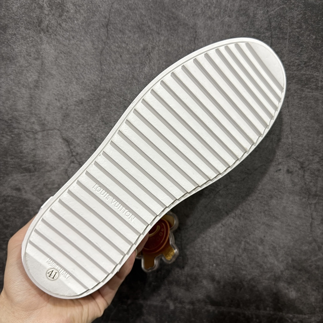 图片[9]-【YS纯原】广奢高端货Louis Vuitton New Arrival 系列 LV Time Out 情侣小白鞋｜ ✦ 小白鞋正统线条：干净、高级、显脚瘦 ✦ 经典 Monogram 老花：辨识度满分，一眼奢侈 ✦ 进口头层小牛皮鞋面：细腻、柔韧、鞋面更挺括 ✦ 羊皮内里：脚感软糯不磨脚，全天穿无压力 ✦ 原楦开发：版型挺拔、比例更精致 ✦ 鞋边立体雕花纹理：细节完全到位，质感直观可见 ✦ 轻量橡胶大底：抓地防滑，上脚轻盈不累 ✦ 情侣款百搭属性：通勤、休闲、旅行全能搭配 ✦ 专柜级包装：原装鞋盒 / 防尘袋 / 配件齐全 尺码：35-45-选品中心