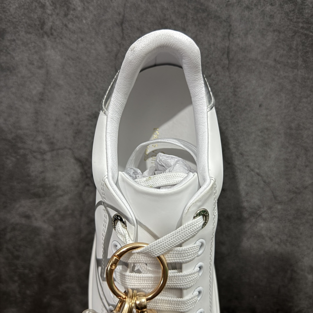 图片[8]-【YS纯原】广奢高端货Louis Vuitton New Arrival 系列 LV Time Out 情侣小白鞋｜ ✦ 小白鞋正统线条：干净、高级、显脚瘦 ✦ 经典 Monogram 老花：辨识度满分，一眼奢侈 ✦ 进口头层小牛皮鞋面：细腻、柔韧、鞋面更挺括 ✦ 羊皮内里：脚感软糯不磨脚，全天穿无压力 ✦ 原楦开发：版型挺拔、比例更精致 ✦ 鞋边立体雕花纹理：细节完全到位，质感直观可见 ✦ 轻量橡胶大底：抓地防滑，上脚轻盈不累 ✦ 情侣款百搭属性：通勤、休闲、旅行全能搭配 ✦ 专柜级包装：原装鞋盒 / 防尘袋 / 配件齐全 尺码：35-45-选品中心