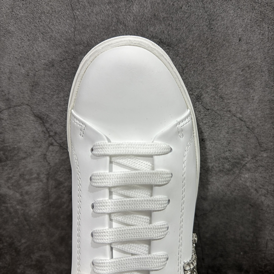 图片[5]-【YS纯原】广奢高端货Louis Vuitton New Arrival 系列 LV Time Out 情侣小白鞋｜ ✦ 小白鞋正统线条：干净、高级、显脚瘦 ✦ 经典 Monogram 老花：辨识度满分，一眼奢侈 ✦ 进口头层小牛皮鞋面：细腻、柔韧、鞋面更挺括 ✦ 羊皮内里：脚感软糯不磨脚，全天穿无压力 ✦ 原楦开发：版型挺拔、比例更精致 ✦ 鞋边立体雕花纹理：细节完全到位，质感直观可见 ✦ 轻量橡胶大底：抓地防滑，上脚轻盈不累 ✦ 情侣款百搭属性：通勤、休闲、旅行全能搭配 ✦ 专柜级包装：原装鞋盒 / 防尘袋 / 配件齐全 尺码：35-45-选品中心