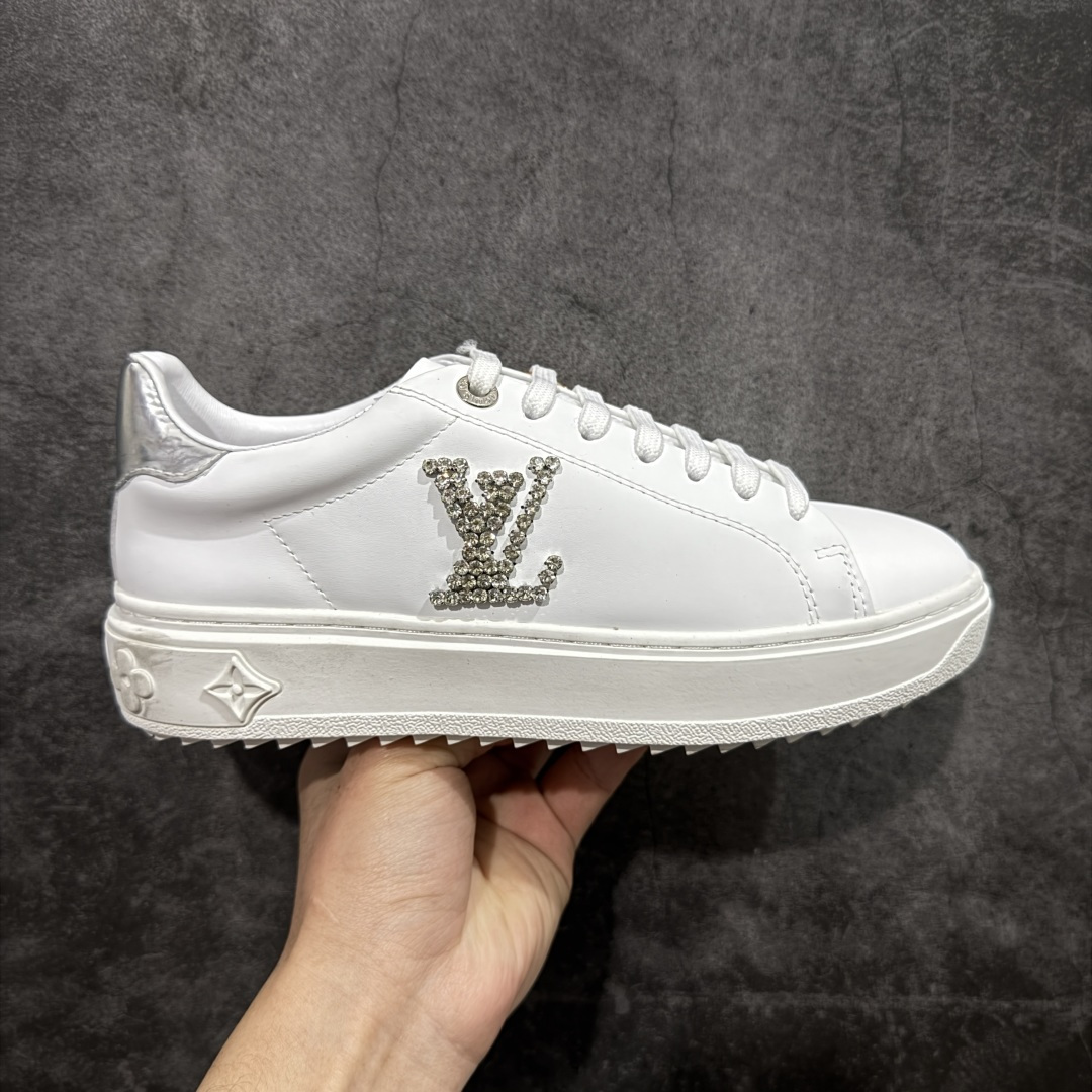 【YS纯原】广奢高端货Louis Vuitton New Arrival 系列 LV Time Out 情侣小白鞋｜ ✦ 小白鞋正统线条：干净、高级、显脚瘦 ✦ 经典 Monogram 老花：辨识度满分，一眼奢侈 ✦ 进口头层小牛皮鞋面：细腻、柔韧、鞋面更挺括 ✦ 羊皮内里：脚感软糯不磨脚，全天穿无压力 ✦ 原楦开发：版型挺拔、比例更精致 ✦ 鞋边立体雕花纹理：细节完全到位，质感直观可见 ✦ 轻量橡胶大底：抓地防滑，上脚轻盈不累 ✦ 情侣款百搭属性：通勤、休闲、旅行全能搭配 ✦ 专柜级包装：原装鞋盒 / 防尘袋 / 配件齐全 尺码：35-45-选品中心