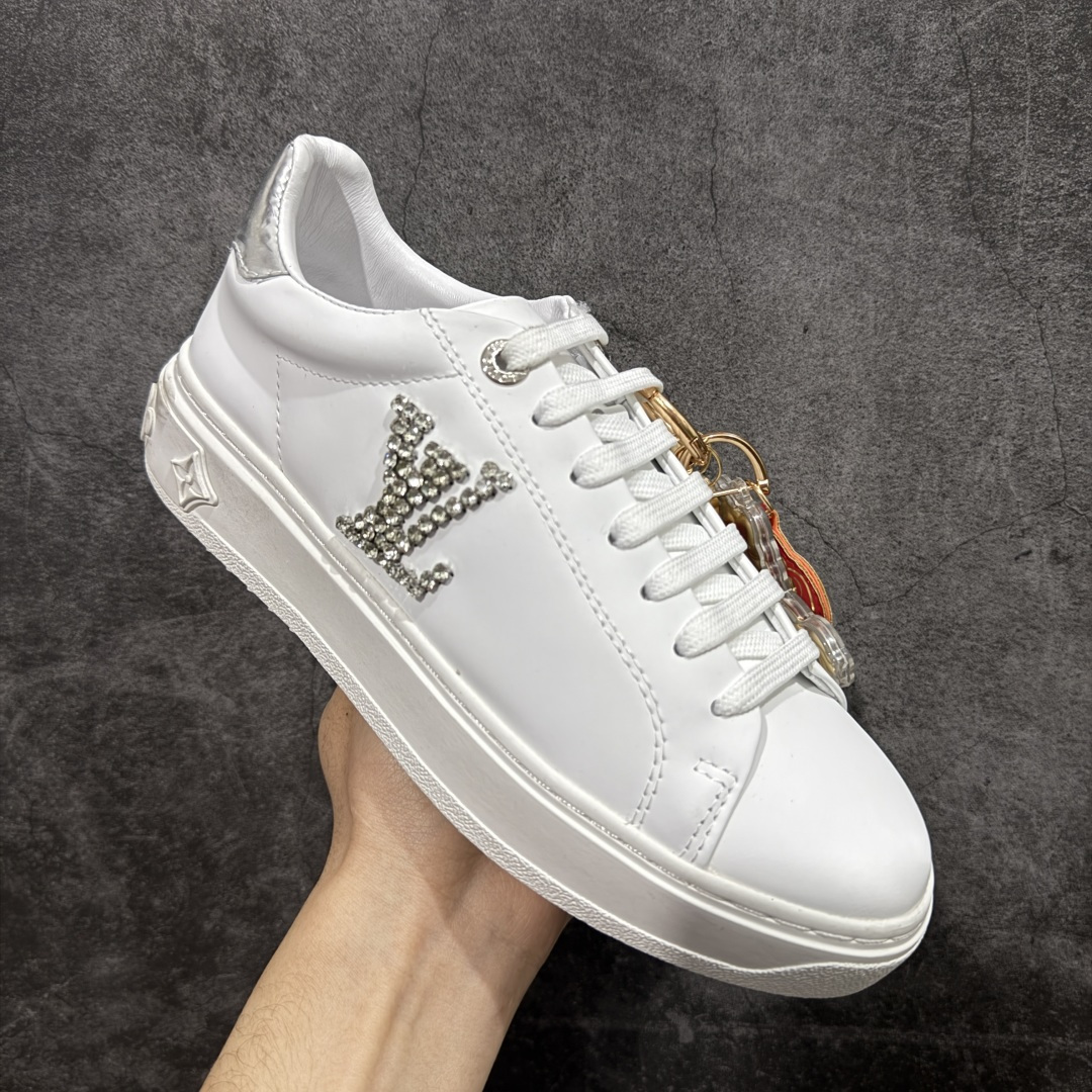 图片[3]-【YS纯原】广奢高端货Louis Vuitton New Arrival 系列 LV Time Out 情侣小白鞋｜ ✦ 小白鞋正统线条：干净、高级、显脚瘦 ✦ 经典 Monogram 老花：辨识度满分，一眼奢侈 ✦ 进口头层小牛皮鞋面：细腻、柔韧、鞋面更挺括 ✦ 羊皮内里：脚感软糯不磨脚，全天穿无压力 ✦ 原楦开发：版型挺拔、比例更精致 ✦ 鞋边立体雕花纹理：细节完全到位，质感直观可见 ✦ 轻量橡胶大底：抓地防滑，上脚轻盈不累 ✦ 情侣款百搭属性：通勤、休闲、旅行全能搭配 ✦ 专柜级包装：原装鞋盒 / 防尘袋 / 配件齐全 尺码：35-45-选品中心