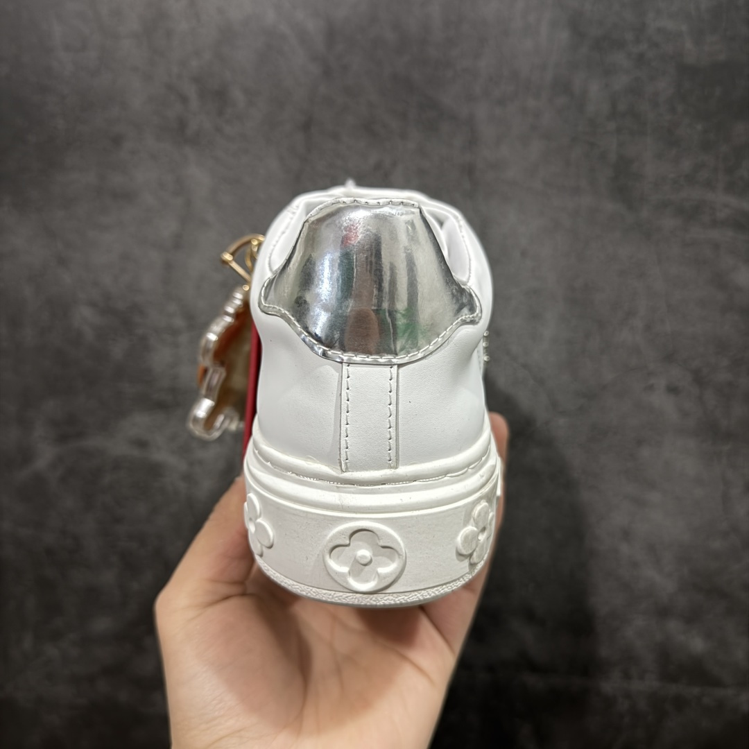 图片[4]-【YS纯原】广奢高端货Louis Vuitton New Arrival 系列 LV Time Out 情侣小白鞋｜ ✦ 小白鞋正统线条：干净、高级、显脚瘦 ✦ 经典 Monogram 老花：辨识度满分，一眼奢侈 ✦ 进口头层小牛皮鞋面：细腻、柔韧、鞋面更挺括 ✦ 羊皮内里：脚感软糯不磨脚，全天穿无压力 ✦ 原楦开发：版型挺拔、比例更精致 ✦ 鞋边立体雕花纹理：细节完全到位，质感直观可见 ✦ 轻量橡胶大底：抓地防滑，上脚轻盈不累 ✦ 情侣款百搭属性：通勤、休闲、旅行全能搭配 ✦ 专柜级包装：原装鞋盒 / 防尘袋 / 配件齐全 尺码：35-45-选品中心