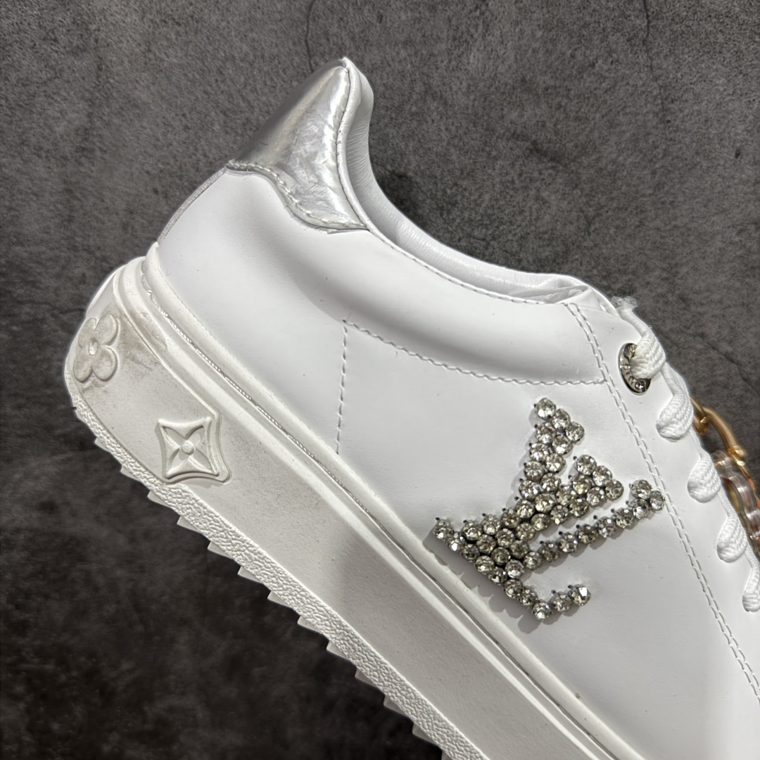 图片[7]-【YS纯原】广奢高端货Louis Vuitton New Arrival 系列 LV Time Out 情侣小白鞋｜ ✦ 小白鞋正统线条：干净、高级、显脚瘦 ✦ 经典 Monogram 老花：辨识度满分，一眼奢侈 ✦ 进口头层小牛皮鞋面：细腻、柔韧、鞋面更挺括 ✦ 羊皮内里：脚感软糯不磨脚，全天穿无压力 ✦ 原楦开发：版型挺拔、比例更精致 ✦ 鞋边立体雕花纹理：细节完全到位，质感直观可见 ✦ 轻量橡胶大底：抓地防滑，上脚轻盈不累 ✦ 情侣款百搭属性：通勤、休闲、旅行全能搭配 ✦ 专柜级包装：原装鞋盒 / 防尘袋 / 配件齐全 尺码：35-45-选品中心