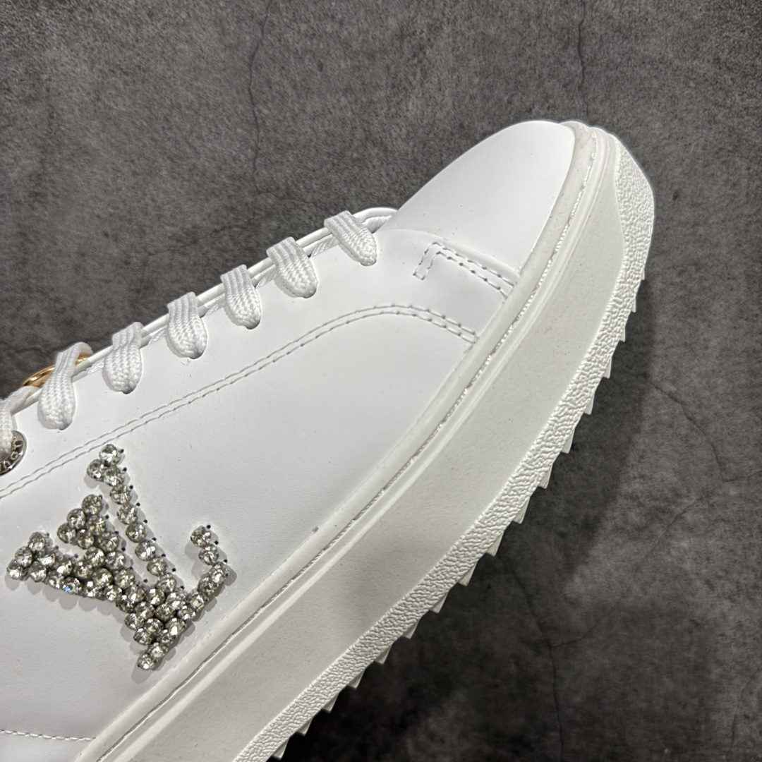 图片[6]-【YS纯原】广奢高端货Louis Vuitton New Arrival 系列 LV Time Out 情侣小白鞋｜ ✦ 小白鞋正统线条：干净、高级、显脚瘦 ✦ 经典 Monogram 老花：辨识度满分，一眼奢侈 ✦ 进口头层小牛皮鞋面：细腻、柔韧、鞋面更挺括 ✦ 羊皮内里：脚感软糯不磨脚，全天穿无压力 ✦ 原楦开发：版型挺拔、比例更精致 ✦ 鞋边立体雕花纹理：细节完全到位，质感直观可见 ✦ 轻量橡胶大底：抓地防滑，上脚轻盈不累 ✦ 情侣款百搭属性：通勤、休闲、旅行全能搭配 ✦ 专柜级包装：原装鞋盒 / 防尘袋 / 配件齐全 尺码：35-45-选品中心