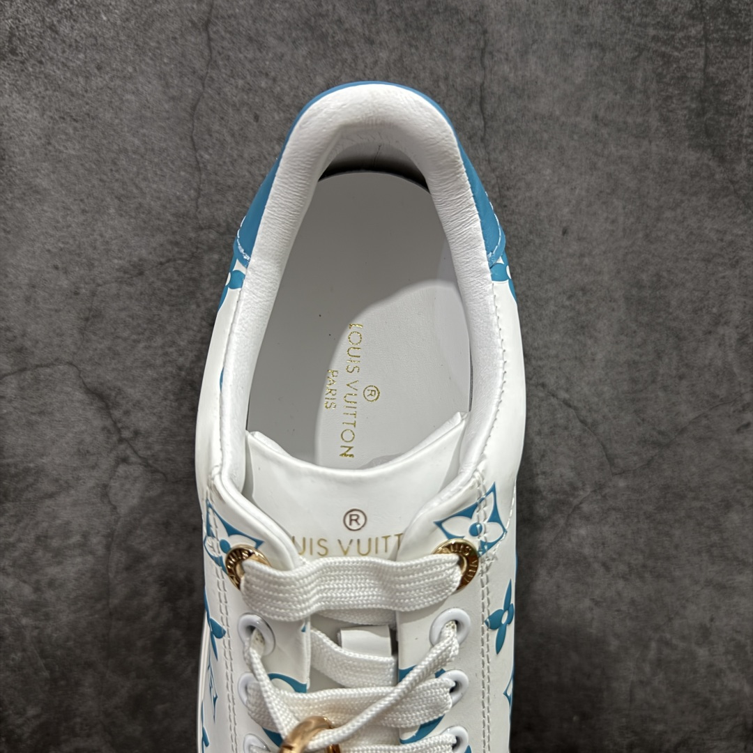 图片[8]-【YS纯原】广奢高端货Louis Vuitton New Arrival 系列 LV Time Out 情侣小白鞋｜ ✦ 小白鞋正统线条：干净、高级、显脚瘦 ✦ 经典 Monogram 老花：辨识度满分，一眼奢侈 ✦ 进口头层小牛皮鞋面：细腻、柔韧、鞋面更挺括 ✦ 羊皮内里：脚感软糯不磨脚，全天穿无压力 ✦ 原楦开发：版型挺拔、比例更精致 ✦ 鞋边立体雕花纹理：细节完全到位，质感直观可见 ✦ 轻量橡胶大底：抓地防滑，上脚轻盈不累 ✦ 情侣款百搭属性：通勤、休闲、旅行全能搭配 ✦ 专柜级包装：原装鞋盒 / 防尘袋 / 配件齐全 尺码：35-45-选品中心