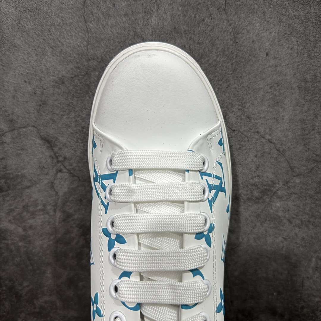 图片[5]-【YS纯原】广奢高端货Louis Vuitton New Arrival 系列 LV Time Out 情侣小白鞋｜ ✦ 小白鞋正统线条：干净、高级、显脚瘦 ✦ 经典 Monogram 老花：辨识度满分，一眼奢侈 ✦ 进口头层小牛皮鞋面：细腻、柔韧、鞋面更挺括 ✦ 羊皮内里：脚感软糯不磨脚，全天穿无压力 ✦ 原楦开发：版型挺拔、比例更精致 ✦ 鞋边立体雕花纹理：细节完全到位，质感直观可见 ✦ 轻量橡胶大底：抓地防滑，上脚轻盈不累 ✦ 情侣款百搭属性：通勤、休闲、旅行全能搭配 ✦ 专柜级包装：原装鞋盒 / 防尘袋 / 配件齐全 尺码：35-45-选品中心