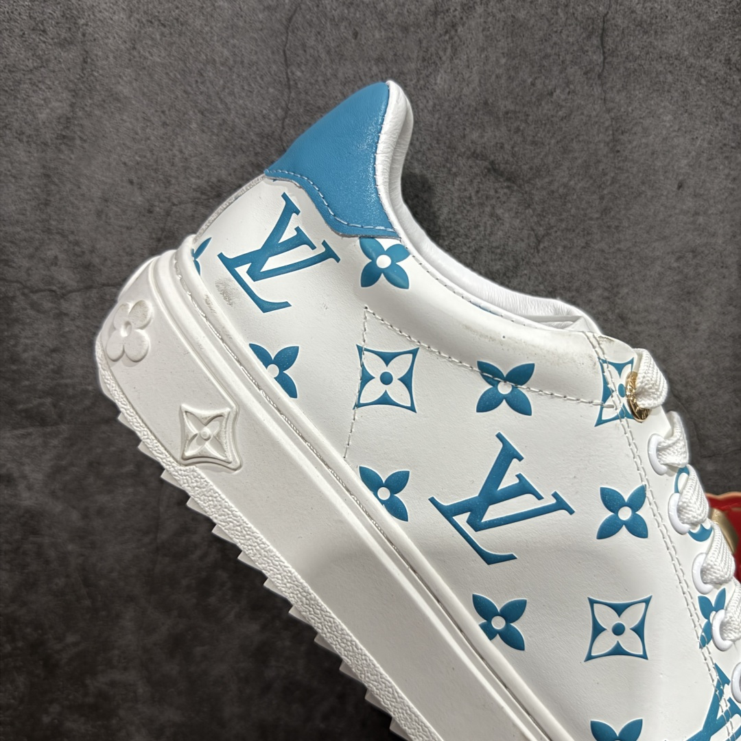 图片[7]-【YS纯原】广奢高端货Louis Vuitton New Arrival 系列 LV Time Out 情侣小白鞋｜ ✦ 小白鞋正统线条：干净、高级、显脚瘦 ✦ 经典 Monogram 老花：辨识度满分，一眼奢侈 ✦ 进口头层小牛皮鞋面：细腻、柔韧、鞋面更挺括 ✦ 羊皮内里：脚感软糯不磨脚，全天穿无压力 ✦ 原楦开发：版型挺拔、比例更精致 ✦ 鞋边立体雕花纹理：细节完全到位，质感直观可见 ✦ 轻量橡胶大底：抓地防滑，上脚轻盈不累 ✦ 情侣款百搭属性：通勤、休闲、旅行全能搭配 ✦ 专柜级包装：原装鞋盒 / 防尘袋 / 配件齐全 尺码：35-45-选品中心