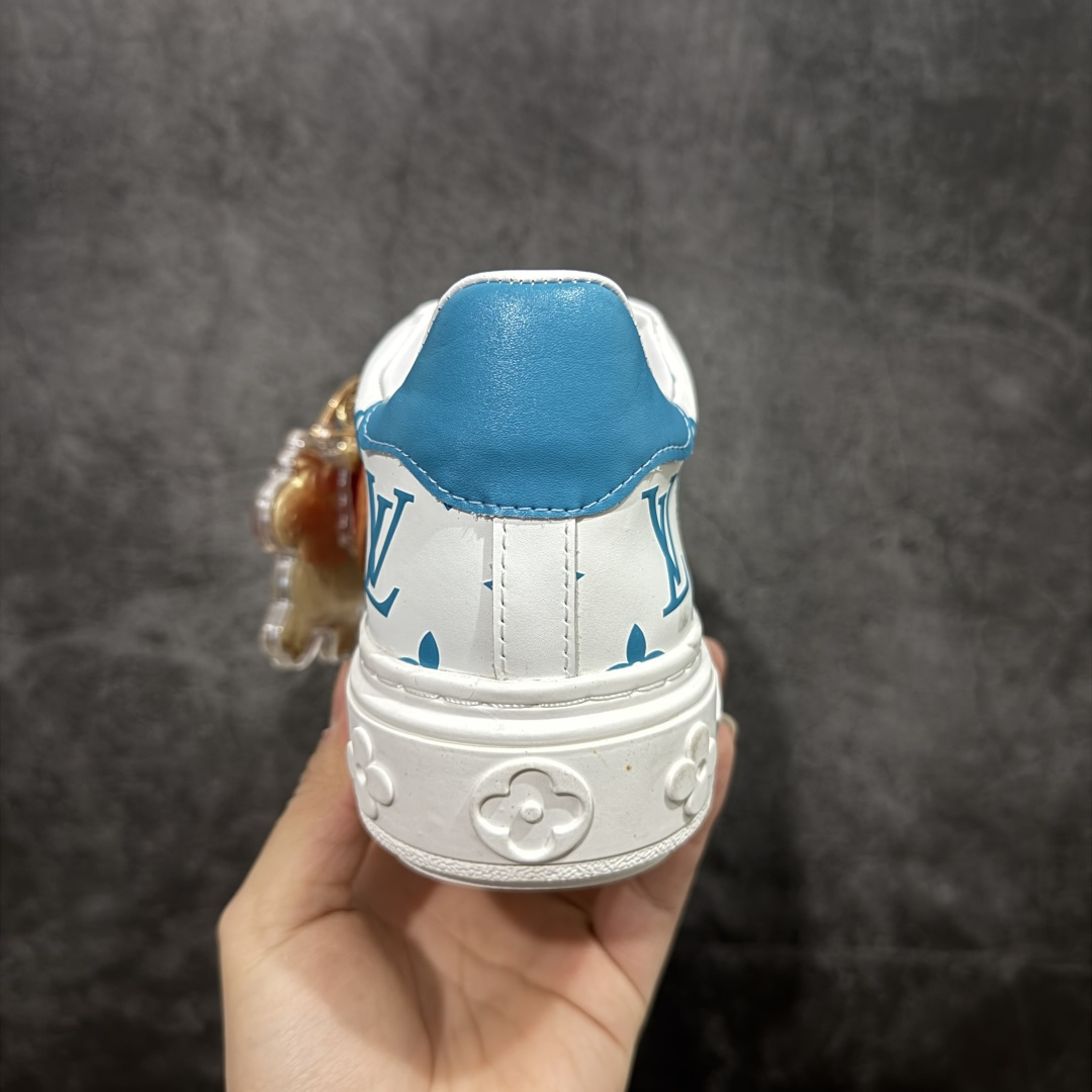 图片[4]-【YS纯原】广奢高端货Louis Vuitton New Arrival 系列 LV Time Out 情侣小白鞋｜ ✦ 小白鞋正统线条：干净、高级、显脚瘦 ✦ 经典 Monogram 老花：辨识度满分，一眼奢侈 ✦ 进口头层小牛皮鞋面：细腻、柔韧、鞋面更挺括 ✦ 羊皮内里：脚感软糯不磨脚，全天穿无压力 ✦ 原楦开发：版型挺拔、比例更精致 ✦ 鞋边立体雕花纹理：细节完全到位，质感直观可见 ✦ 轻量橡胶大底：抓地防滑，上脚轻盈不累 ✦ 情侣款百搭属性：通勤、休闲、旅行全能搭配 ✦ 专柜级包装：原装鞋盒 / 防尘袋 / 配件齐全 尺码：35-45-选品中心