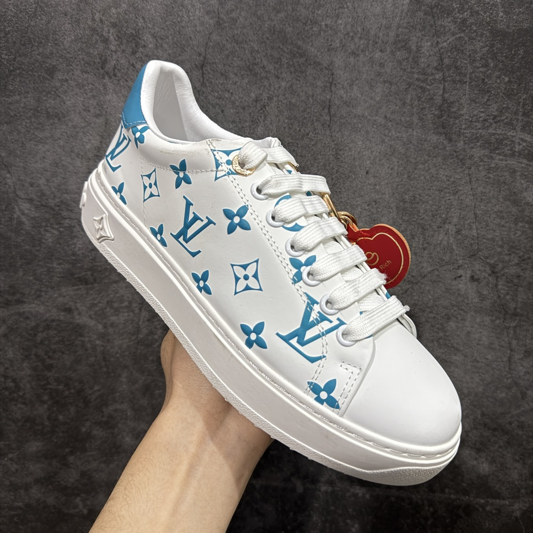 图片[3]-【YS纯原】广奢高端货Louis Vuitton New Arrival 系列 LV Time Out 情侣小白鞋｜ ✦ 小白鞋正统线条：干净、高级、显脚瘦 ✦ 经典 Monogram 老花：辨识度满分，一眼奢侈 ✦ 进口头层小牛皮鞋面：细腻、柔韧、鞋面更挺括 ✦ 羊皮内里：脚感软糯不磨脚，全天穿无压力 ✦ 原楦开发：版型挺拔、比例更精致 ✦ 鞋边立体雕花纹理：细节完全到位，质感直观可见 ✦ 轻量橡胶大底：抓地防滑，上脚轻盈不累 ✦ 情侣款百搭属性：通勤、休闲、旅行全能搭配 ✦ 专柜级包装：原装鞋盒 / 防尘袋 / 配件齐全 尺码：35-45-选品中心