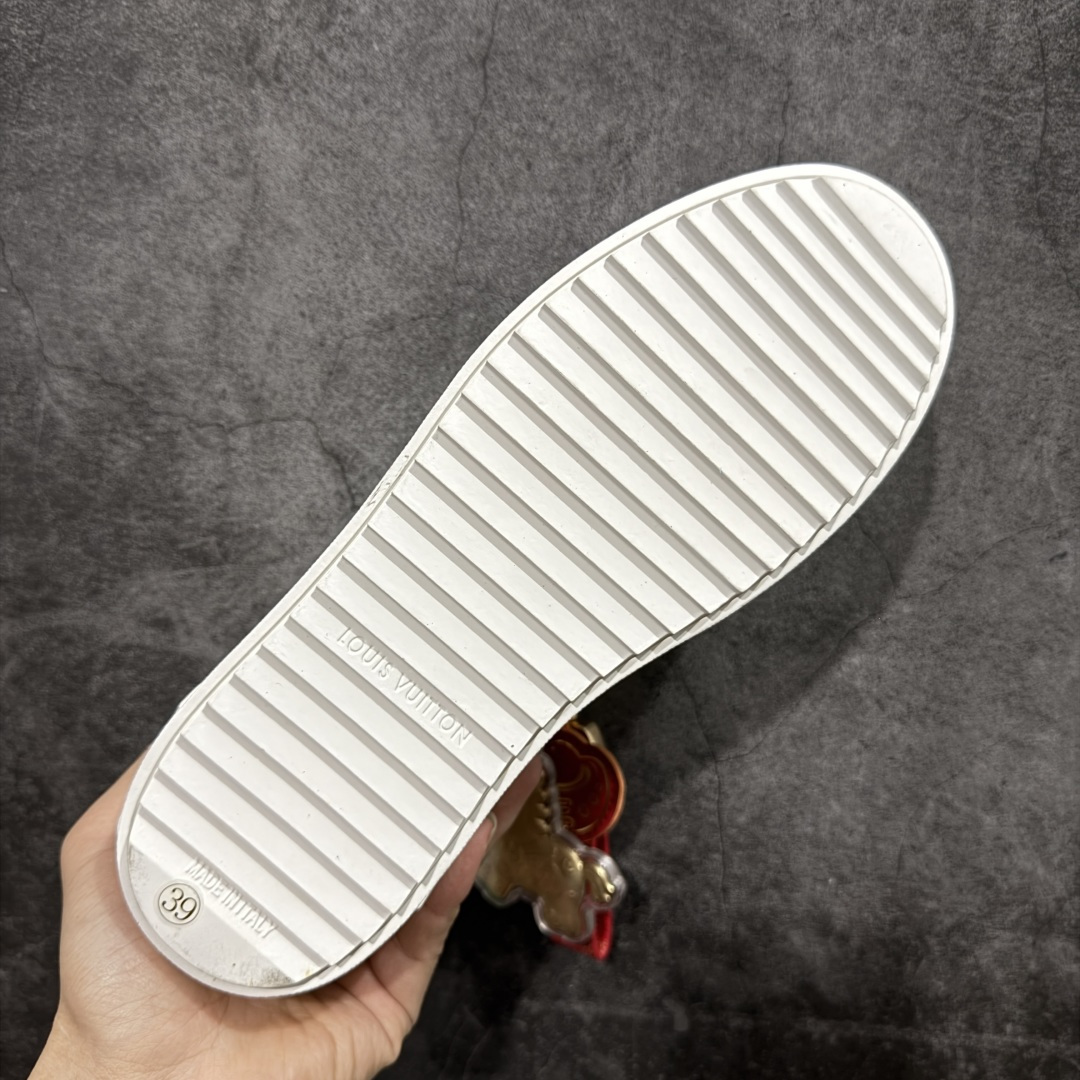 图片[9]-【YS纯原】广奢高端货Louis Vuitton New Arrival 系列 LV Time Out 情侣小白鞋｜ ✦ 小白鞋正统线条：干净、高级、显脚瘦 ✦ 经典 Monogram 老花：辨识度满分，一眼奢侈 ✦ 进口头层小牛皮鞋面：细腻、柔韧、鞋面更挺括 ✦ 羊皮内里：脚感软糯不磨脚，全天穿无压力 ✦ 原楦开发：版型挺拔、比例更精致 ✦ 鞋边立体雕花纹理：细节完全到位，质感直观可见 ✦ 轻量橡胶大底：抓地防滑，上脚轻盈不累 ✦ 情侣款百搭属性：通勤、休闲、旅行全能搭配 ✦ 专柜级包装：原装鞋盒 / 防尘袋 / 配件齐全 尺码：35-45-选品中心