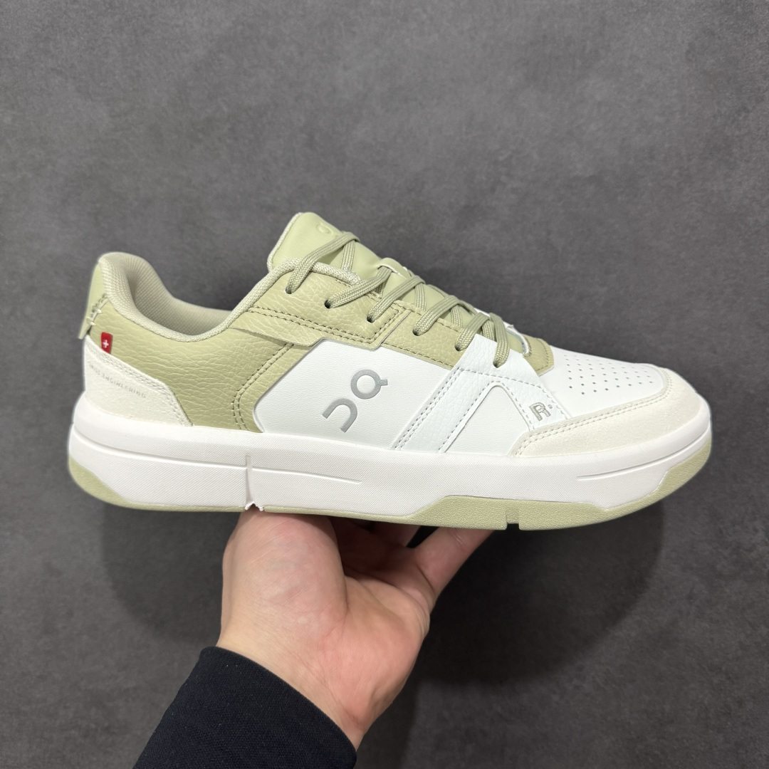 【公司级】THE Roger Clubhouse 费德勒 x On 昂跑 减震舒适复古休闲运动板鞋 #鞋款以网球为灵感的运动休闲鞋，大胆的复古外观与革新科技融合，助力运动生活的活力探索，让你尽享全天候舒适；多层叠加的环保人造皮革打造富有质感的鞋面，结合缝线、透气孔细节，体现恰到好处的复古美学。多款配色打破网球场的固有规则，带来焕然一新的视觉享受。 尺码：36-45 货号：3MF10544880-选品中心