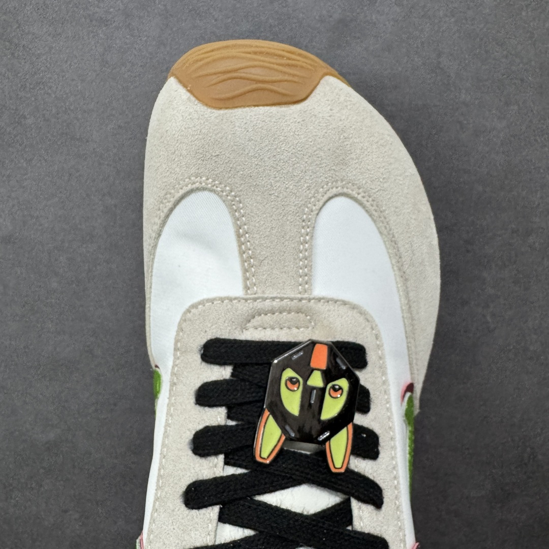 图片[8]-【广东纯原版本】罗意威Loewe Ballet Runner 2.0 Sneakers 芭蕾舞2.0系列阿甘复古风德训薄底百搭休闲运动鞋 市面最高性价比 实体平台跑量 主打推荐好货 采用反绒牛皮革拼接头层皮饰片鞋面材质鞋身原装高密度防刮尼龙面料,极好柔软效果双层乳胶缓震鞋垫外部搭配轻量EVA缓震组合橡胶防滑片装外底不对称鞋头设计、袜状内部结构，轻盈橡胶外底延伸至鞋头 20 毫米鞋跟，附白色和同色系鞋带侧面饰有 L 徽标，鞋舌饰有压纹 Anagram 后跟标签饰有注塑橡胶 LOEWE 标志升级原楦型开发纸版全手工拉帮工艺成型 尺码：35 36 37 38 39 40 41 42 43 44 45-选品中心