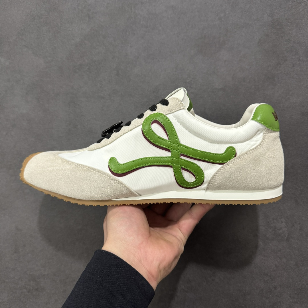 图片[2]-【广东纯原版本】罗意威Loewe Ballet Runner 2.0 Sneakers 芭蕾舞2.0系列阿甘复古风德训薄底百搭休闲运动鞋 市面最高性价比 实体平台跑量 主打推荐好货 采用反绒牛皮革拼接头层皮饰片鞋面材质鞋身原装高密度防刮尼龙面料,极好柔软效果双层乳胶缓震鞋垫外部搭配轻量EVA缓震组合橡胶防滑片装外底不对称鞋头设计、袜状内部结构，轻盈橡胶外底延伸至鞋头 20 毫米鞋跟，附白色和同色系鞋带侧面饰有 L 徽标，鞋舌饰有压纹 Anagram 后跟标签饰有注塑橡胶 LOEWE 标志升级原楦型开发纸版全手工拉帮工艺成型 尺码：35 36 37 38 39 40 41 42 43 44 45-选品中心