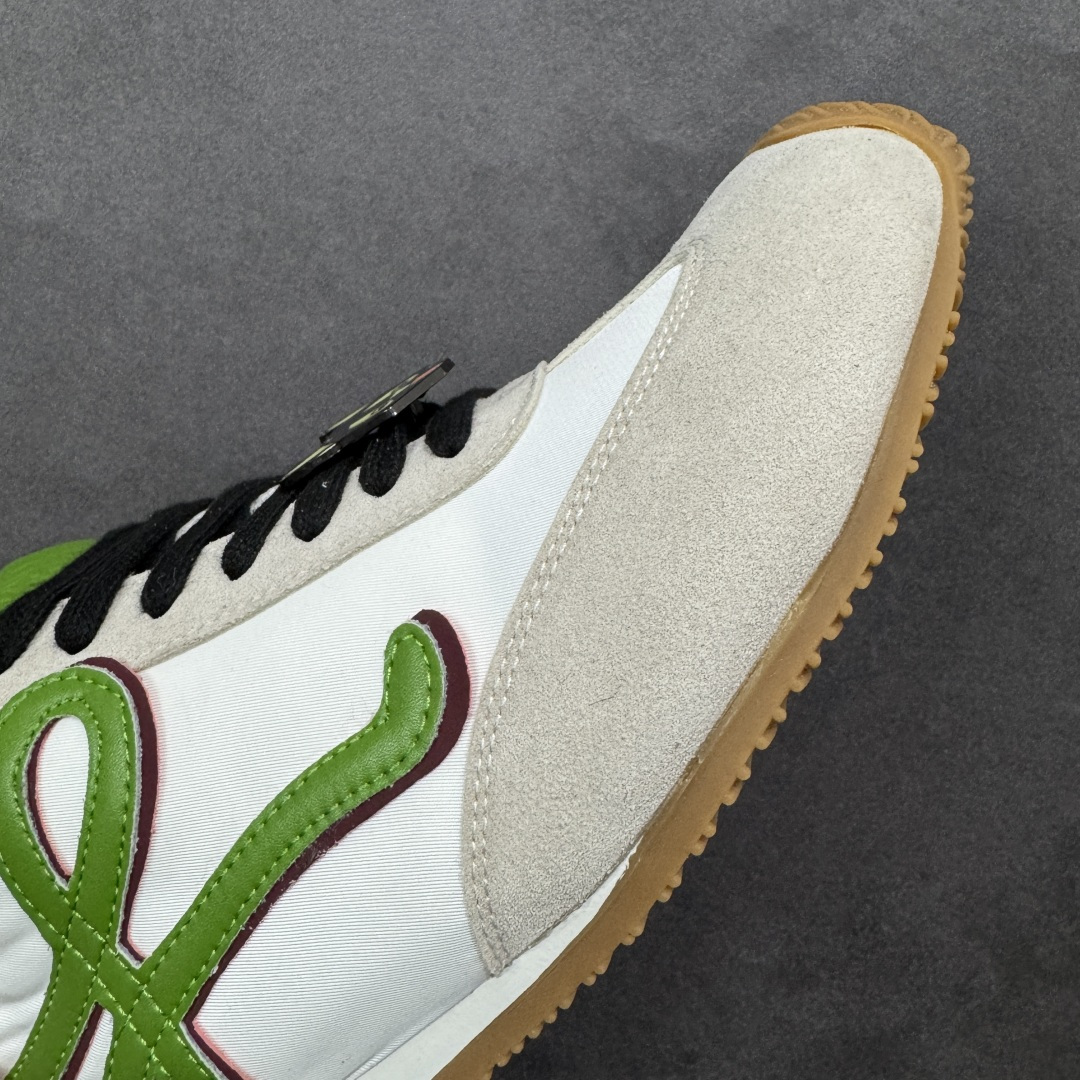 图片[5]-【广东纯原版本】罗意威Loewe Ballet Runner 2.0 Sneakers 芭蕾舞2.0系列阿甘复古风德训薄底百搭休闲运动鞋 市面最高性价比 实体平台跑量 主打推荐好货 采用反绒牛皮革拼接头层皮饰片鞋面材质鞋身原装高密度防刮尼龙面料,极好柔软效果双层乳胶缓震鞋垫外部搭配轻量EVA缓震组合橡胶防滑片装外底不对称鞋头设计、袜状内部结构，轻盈橡胶外底延伸至鞋头 20 毫米鞋跟，附白色和同色系鞋带侧面饰有 L 徽标，鞋舌饰有压纹 Anagram 后跟标签饰有注塑橡胶 LOEWE 标志升级原楦型开发纸版全手工拉帮工艺成型 尺码：35 36 37 38 39 40 41 42 43 44 45-选品中心