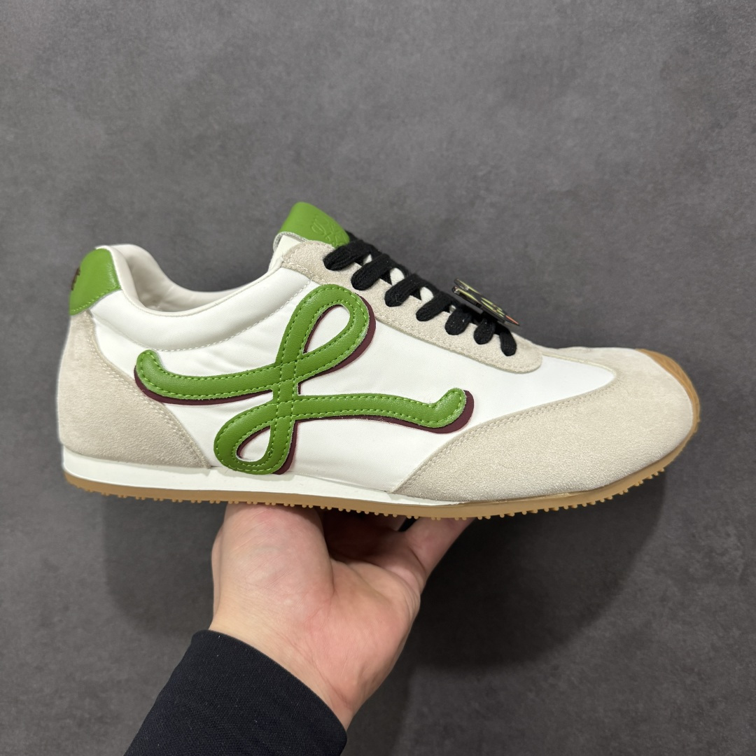【广东纯原版本】罗意威Loewe Ballet Runner 2.0 Sneakers 芭蕾舞2.0系列阿甘复古风德训薄底百搭休闲运动鞋 市面最高性价比 实体平台跑量 主打推荐好货 采用反绒牛皮革拼接头层皮饰片鞋面材质鞋身原装高密度防刮尼龙面料,极好柔软效果双层乳胶缓震鞋垫外部搭配轻量EVA缓震组合橡胶防滑片装外底不对称鞋头设计、袜状内部结构，轻盈橡胶外底延伸至鞋头 20 毫米鞋跟，附白色和同色系鞋带侧面饰有 L 徽标，鞋舌饰有压纹 Anagram 后跟标签饰有注塑橡胶 LOEWE 标志升级原楦型开发纸版全手工拉帮工艺成型 尺码：35 36 37 38 39 40 41 42 43 44 45-选品中心