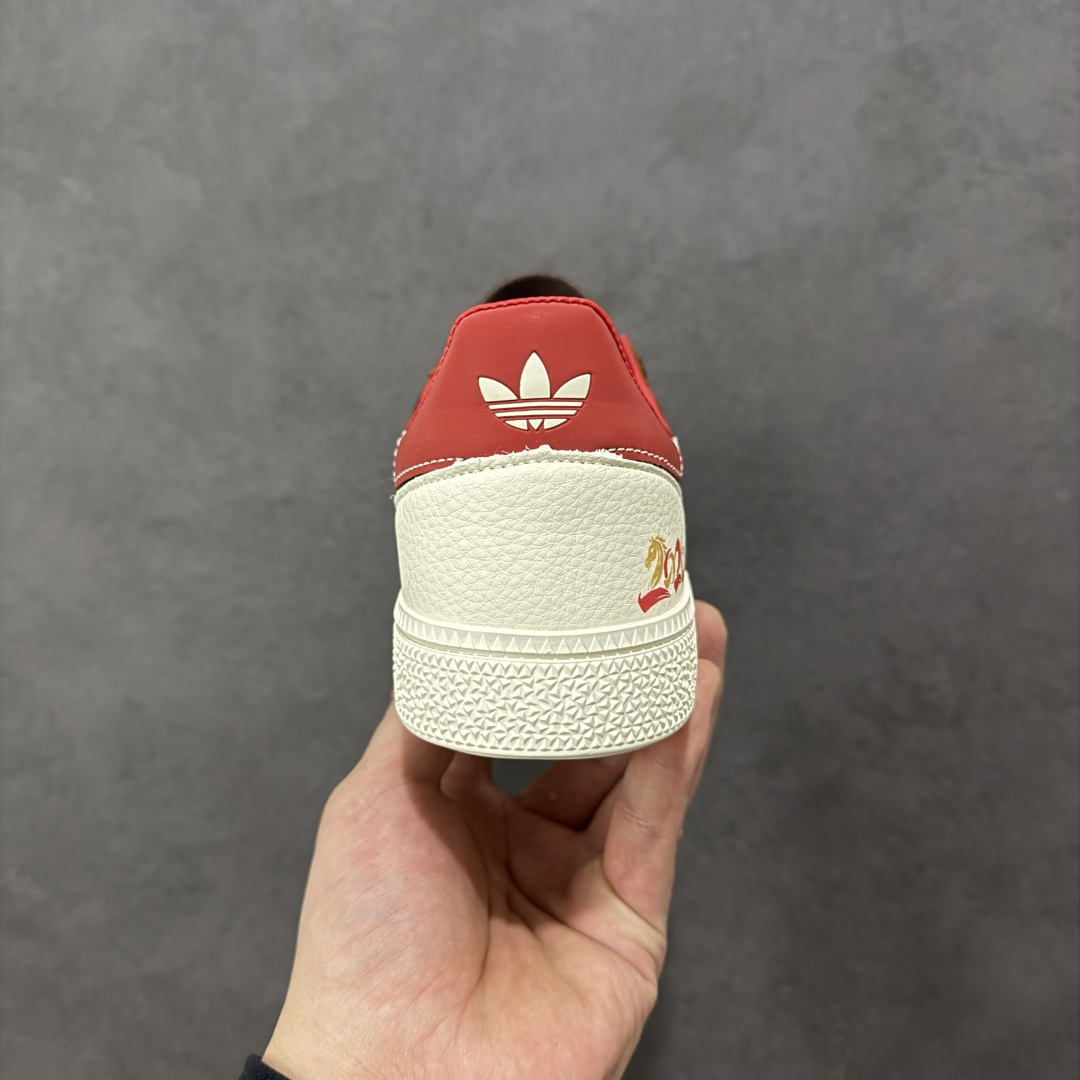 图片[4]-【定制版】2026马年限定新款定制Adidas Originals Handball Spezial ‘DIY‘定制系列 阿迪达斯 三叶草百搭低帮休闲运动板鞋 原装头层材料 用料绝不含糊 独家版型蒸餾加工帶來的是更好的视觉和脚感体验 清洁度 电绣工艺 皮料切割干净无任何毛边 细节完美 货号：ZH2604 尺码：36 36.5 37 38 38.5 39 40 40.5 41 42 42.5 43 44 45-选品中心