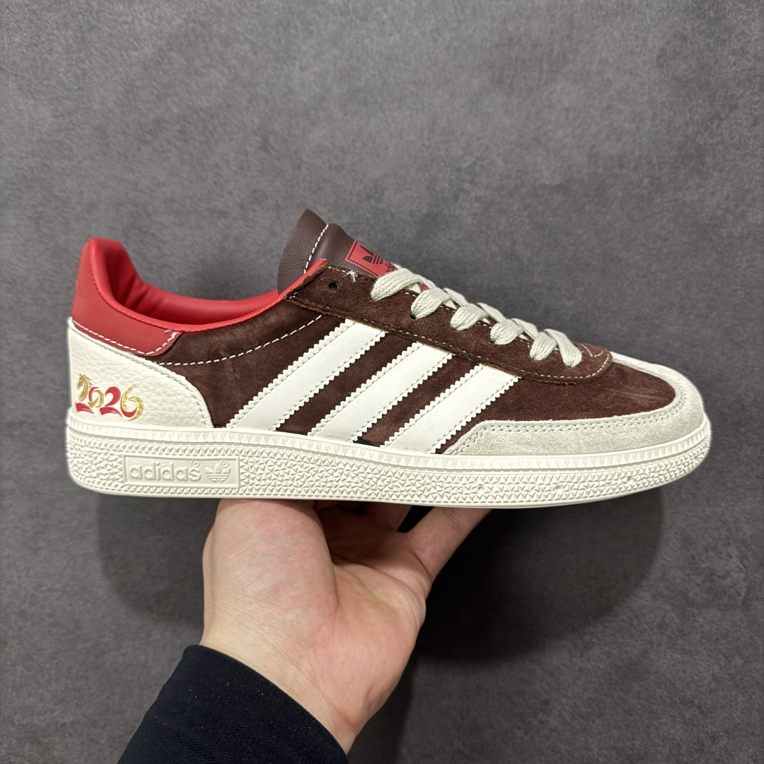 【定制版】2026马年限定新款定制Adidas Originals Handball Spezial ‘DIY‘定制系列 阿迪达斯 三叶草百搭低帮休闲运动板鞋 原装头层材料 用料绝不含糊 独家版型蒸餾加工帶來的是更好的视觉和脚感体验 清洁度 电绣工艺 皮料切割干净无任何毛边 细节完美 货号：ZH2604 尺码：36 36.5 37 38 38.5 39 40 40.5 41 42 42.5 43 44 45-选品中心