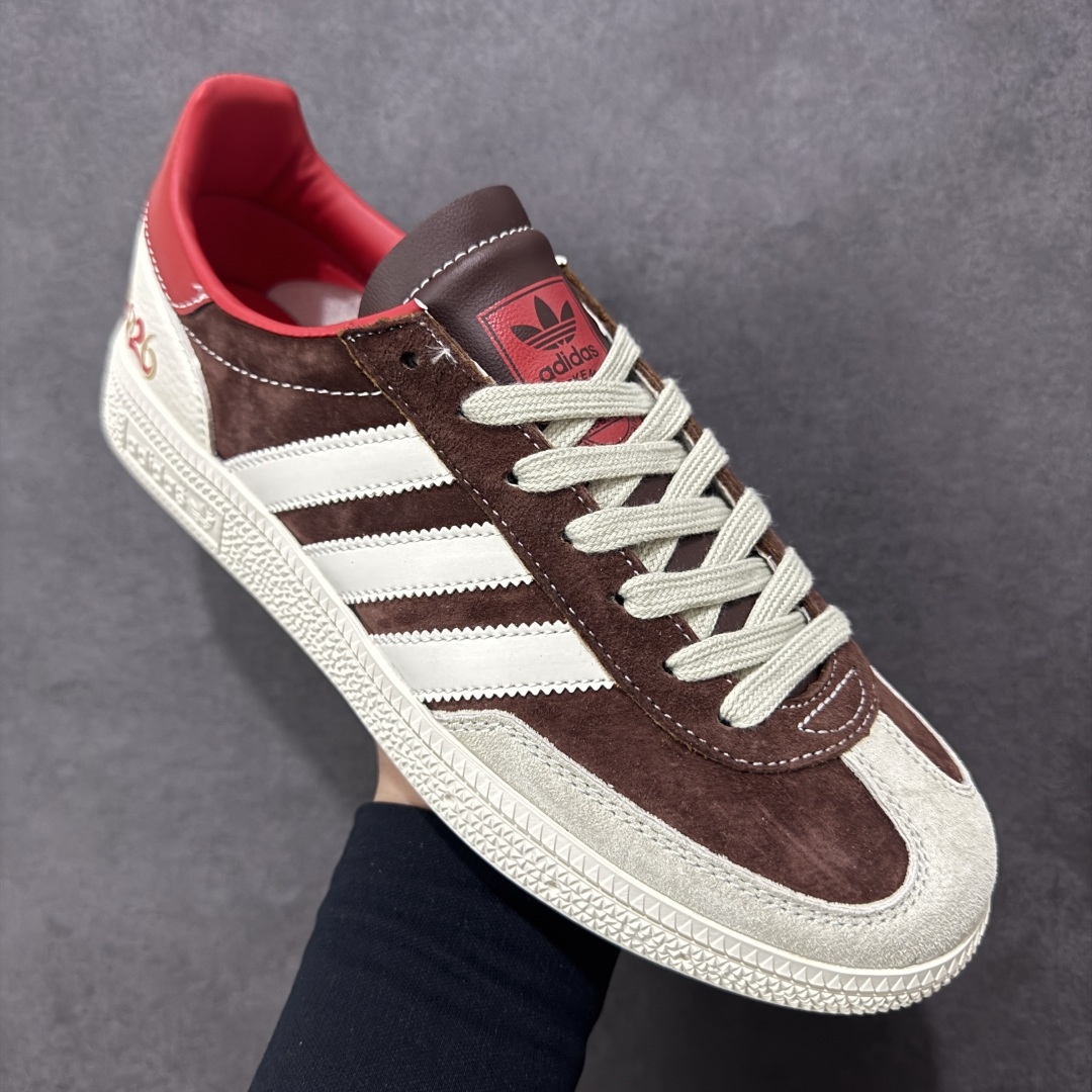 图片[3]-【定制版】2026马年限定新款定制Adidas Originals Handball Spezial ‘DIY‘定制系列 阿迪达斯 三叶草百搭低帮休闲运动板鞋 原装头层材料 用料绝不含糊 独家版型蒸餾加工帶來的是更好的视觉和脚感体验 清洁度 电绣工艺 皮料切割干净无任何毛边 细节完美 货号：ZH2604 尺码：36 36.5 37 38 38.5 39 40 40.5 41 42 42.5 43 44 45-选品中心